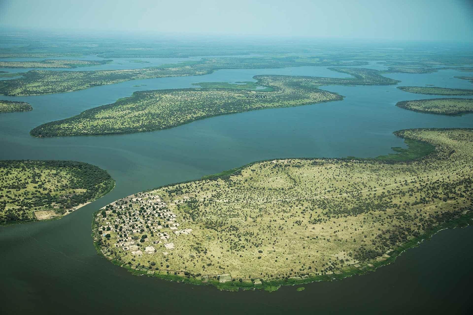 Озеро в африке 4. Озеро Чад Нигерия. Камерун озеро Чад. Озера Чад Исток. Впадающие реки в озеро Чад.