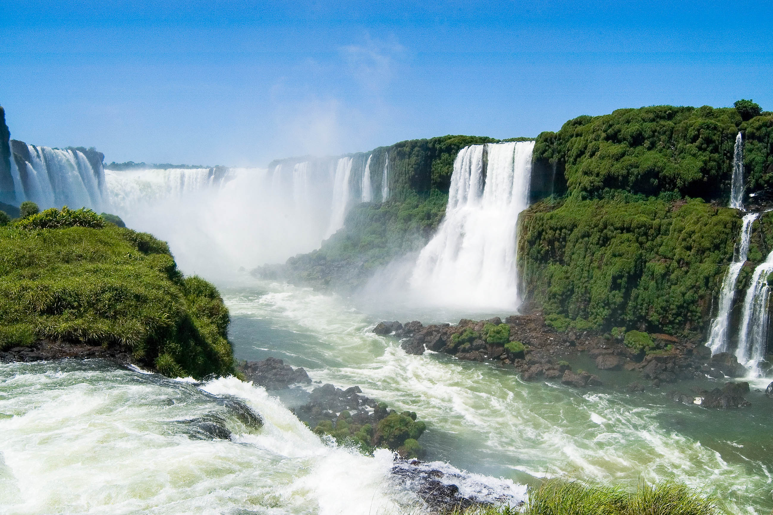 Iguazu National Park, Stunning waterfalls, Brazil-Argentina border, Frank's travelbox, 2600x1740 HD Desktop