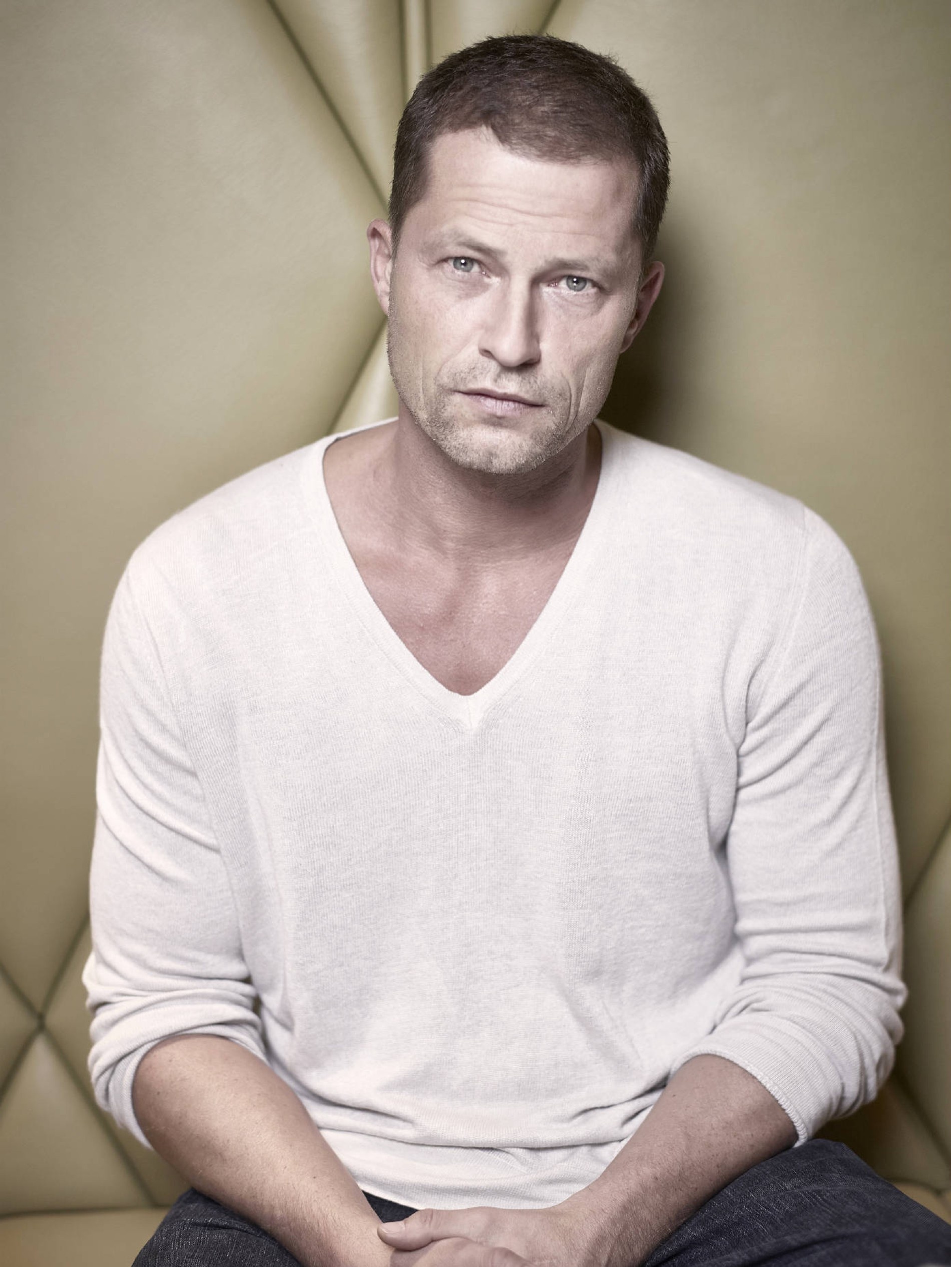 Til Schweiger, Interview about dementia, Aging gracefully, Thought-provoking conversation, 1900x2530 HD Handy