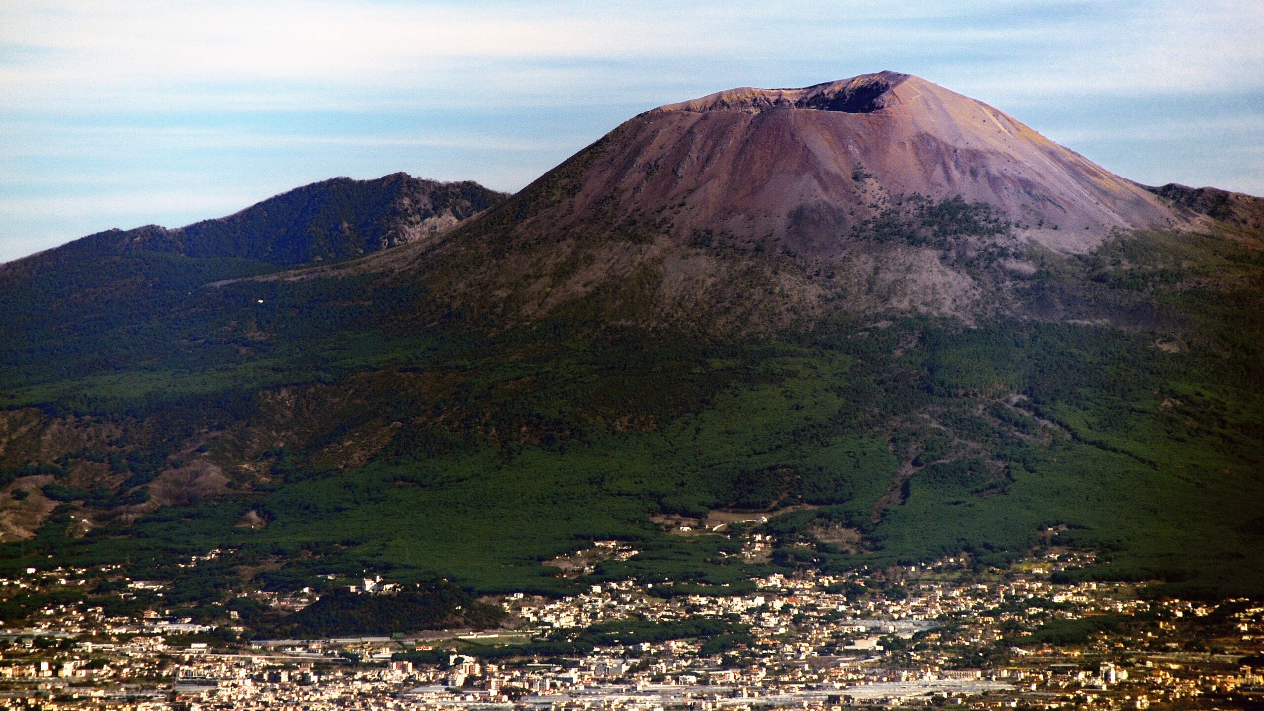 Mount Vesuvius, Follow your phone, Volcano adventure, Outside online, 2560x1440 HD Desktop