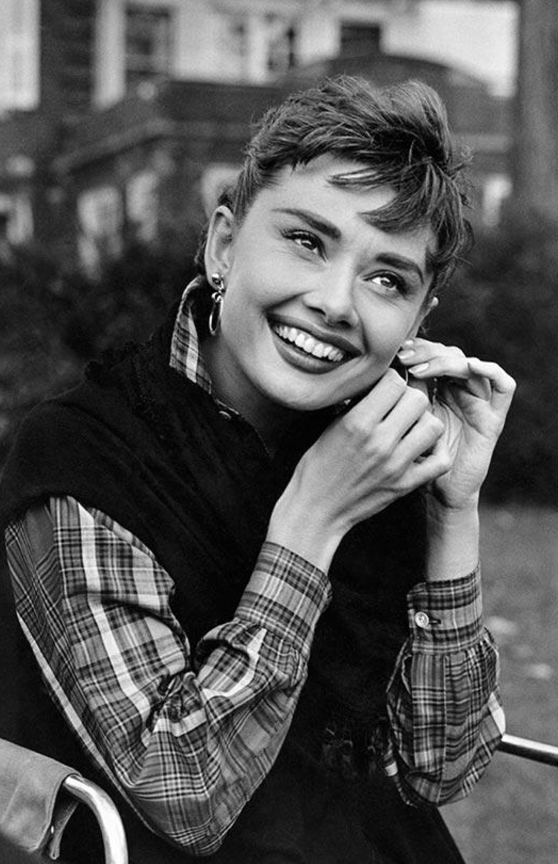 Audrey Hepburn, Filming of Sabrina, New York 1954, 1920x2970 HD Handy