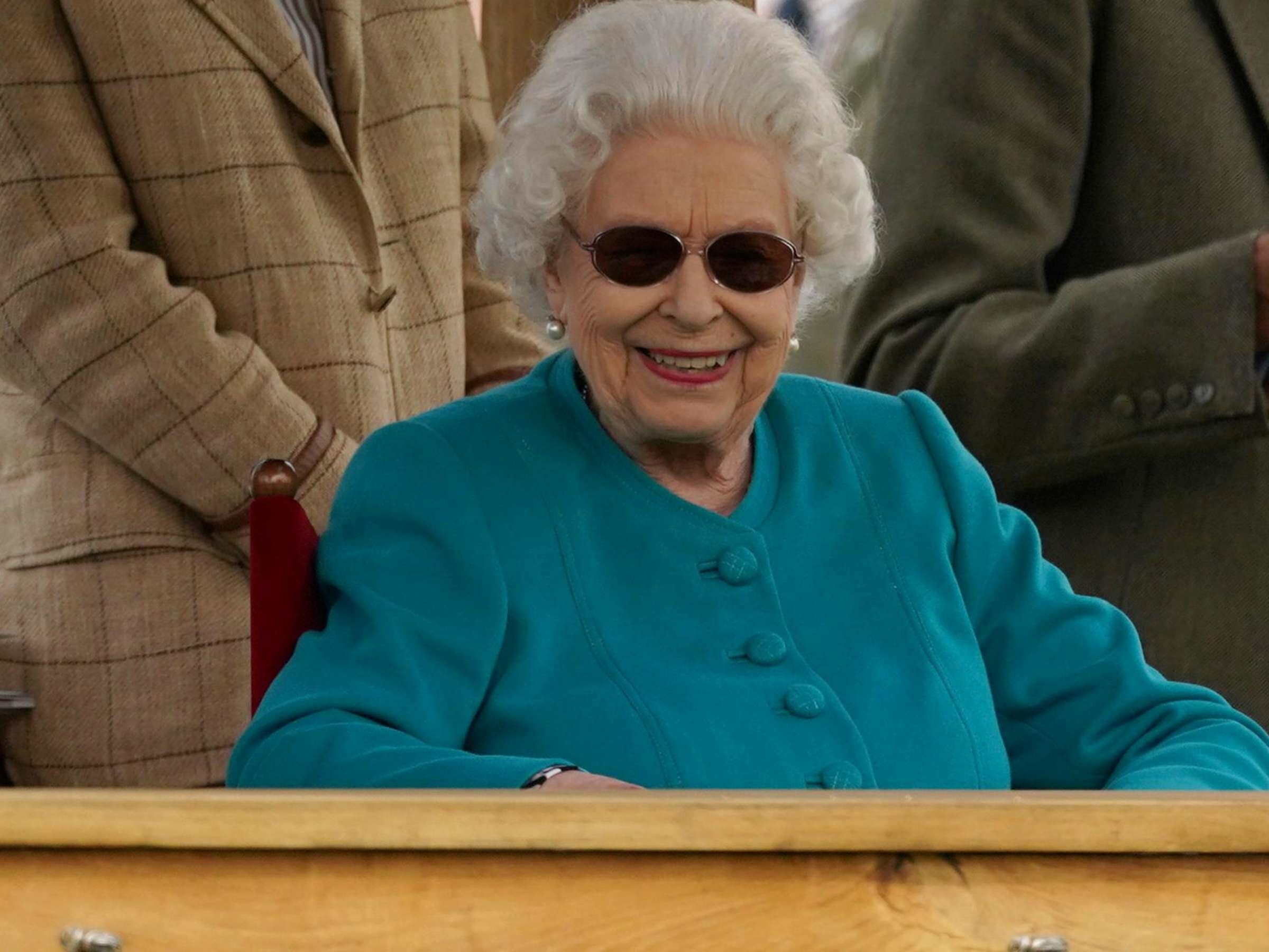 Queen Elizabeth II, Surprised smile, Royal figurehead, Social media debut, 2400x1800 HD Desktop