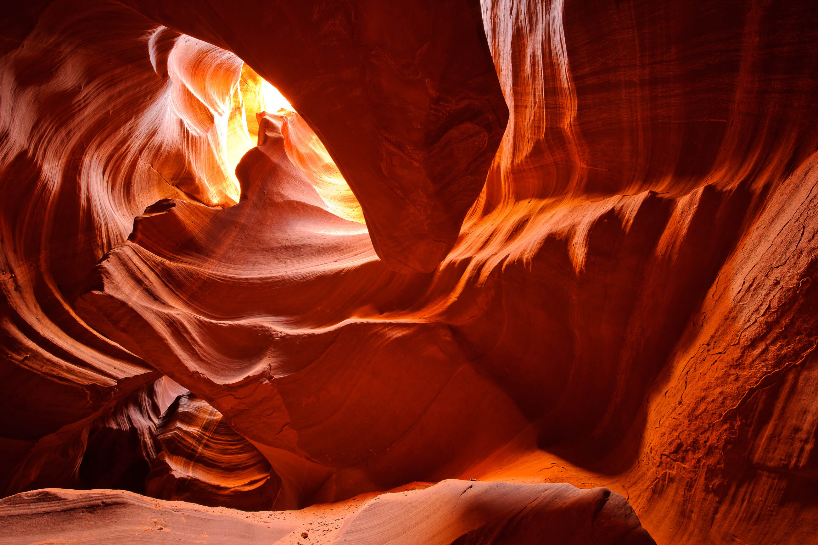 Sonnenlicht beleuchtet die Wände des Antelope Canyon, 2600x1740 HD Desktop