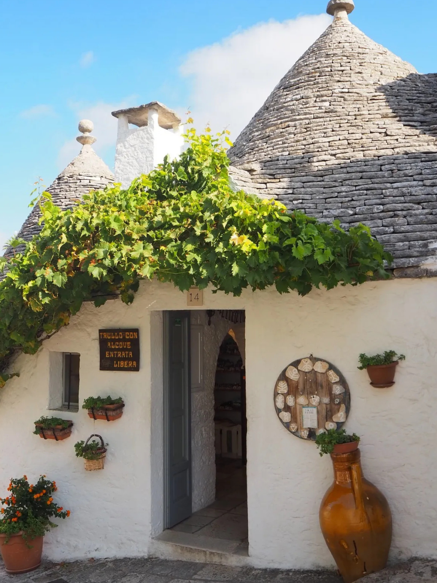 Charming trulli houses, Pizza in Hobbit-like town, 1440x1920 HD Handy