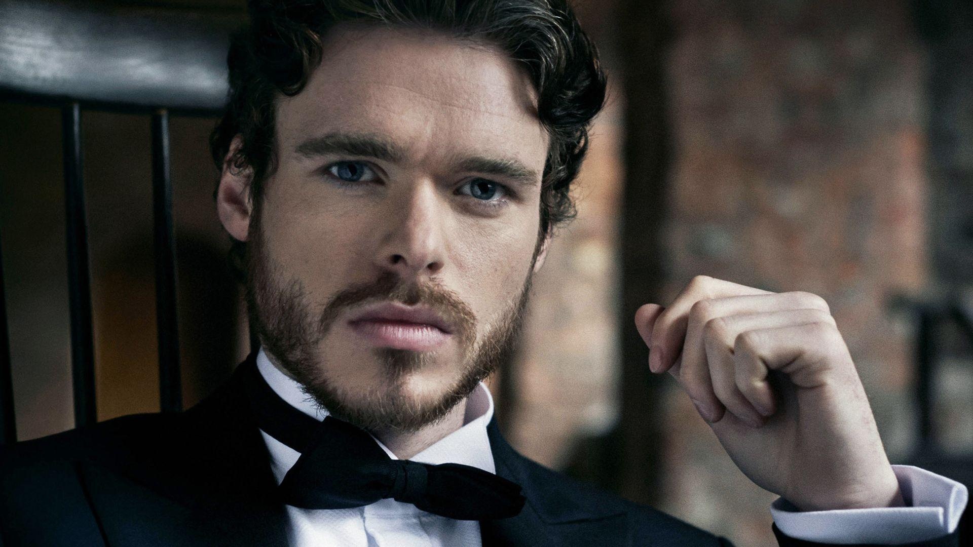 Richard Madden: Starred as Mark McNulty in the National Theatre of Scotland's production of the play Be Near Me in 2009. 1920x1080 Full HD Background.