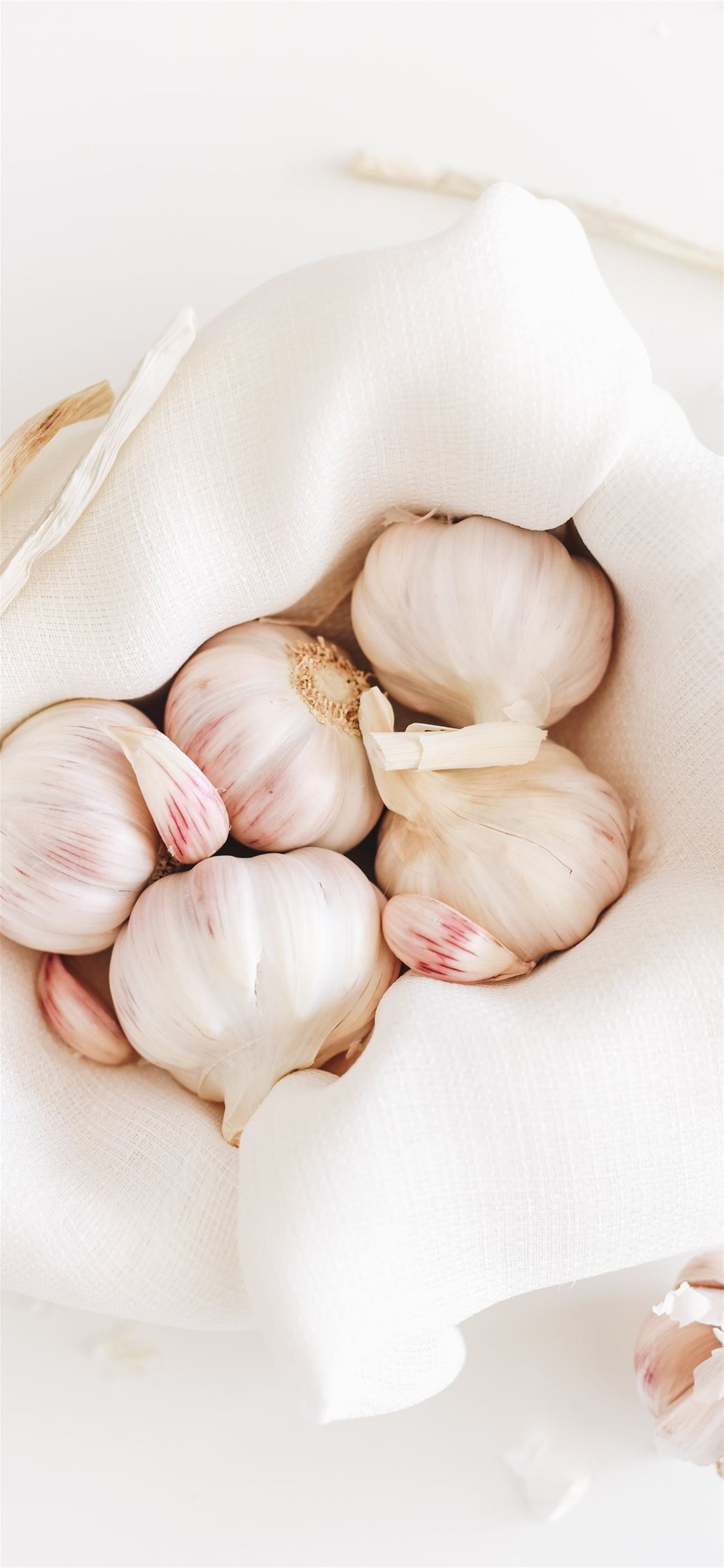 Five garlic bulbs, Fresh produce, White textile backdrop, iPhone wallpaper, 1130x2440 HD Handy