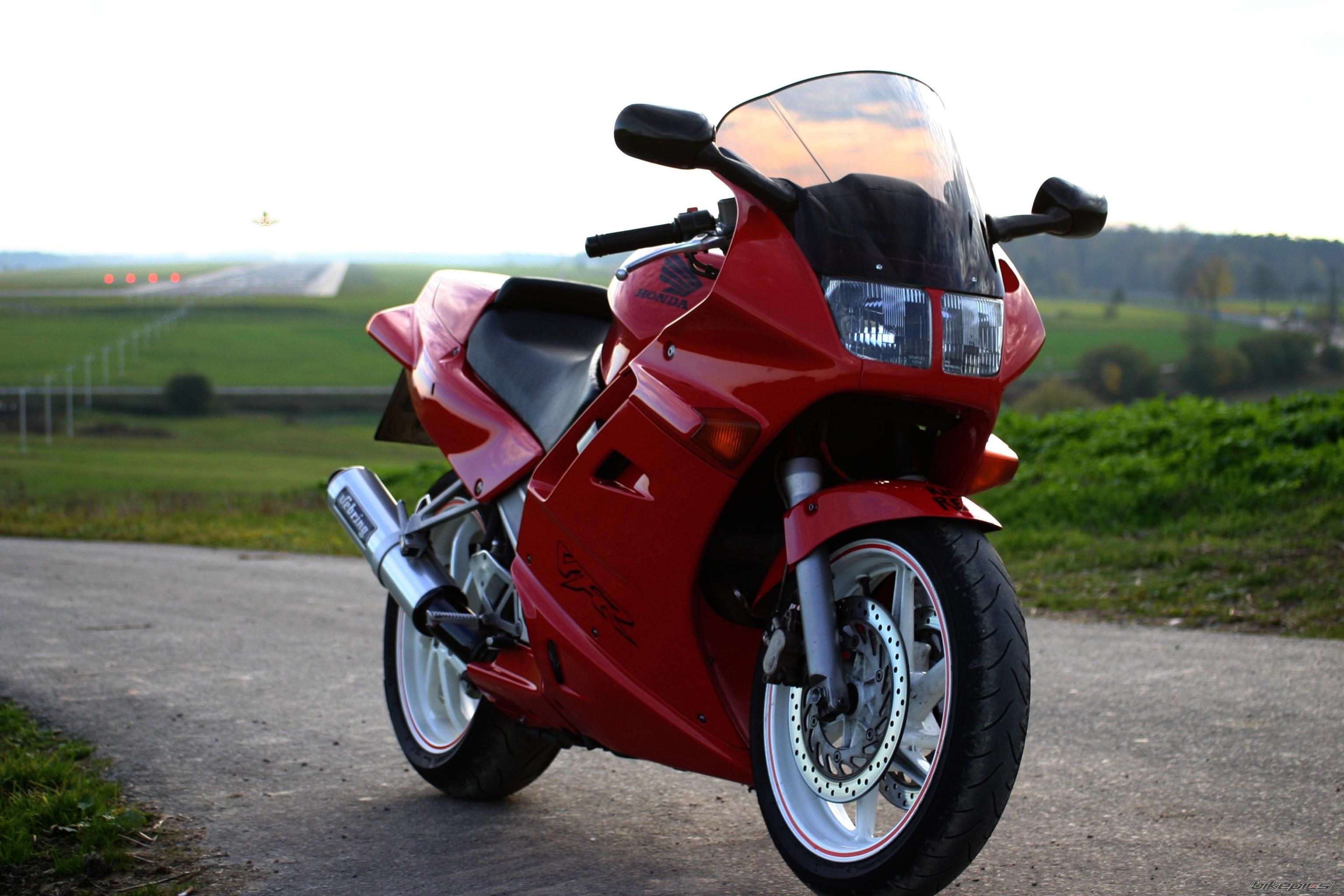 Honda VFR750F Interceptor, Legendary bike, Classic design, Thrilling ride, 3080x2050 HD Desktop