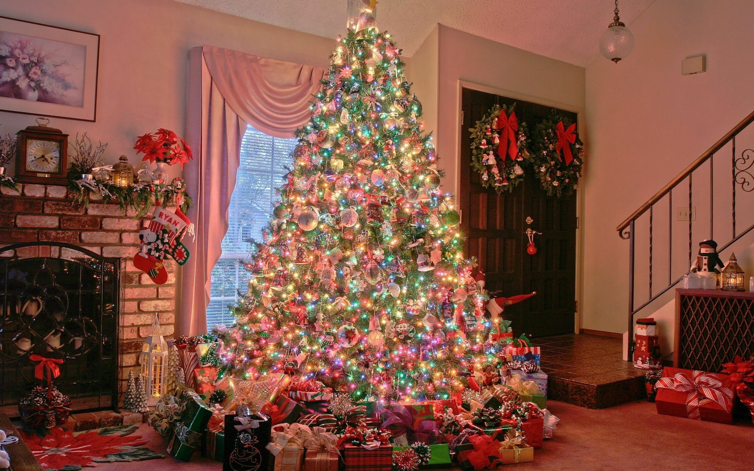 Time-honored traditions, Vibrant colors, Festive joy, Classic Christmas scenes, 2560x1600 HD Desktop
