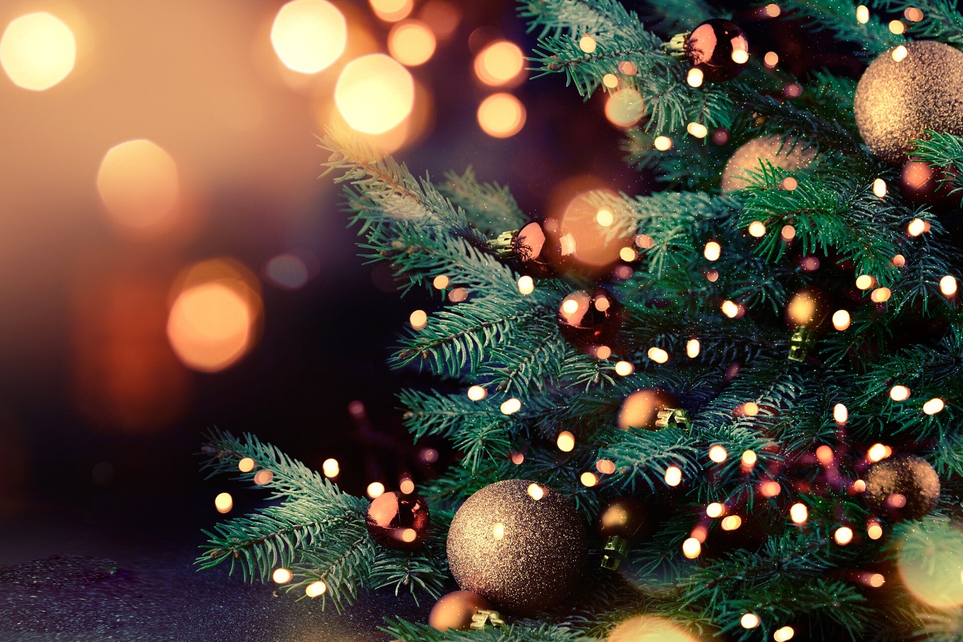 Christmas: Decorated fir tree, Bokeh effect, Blurry lights. 1920x1280 HD Background.