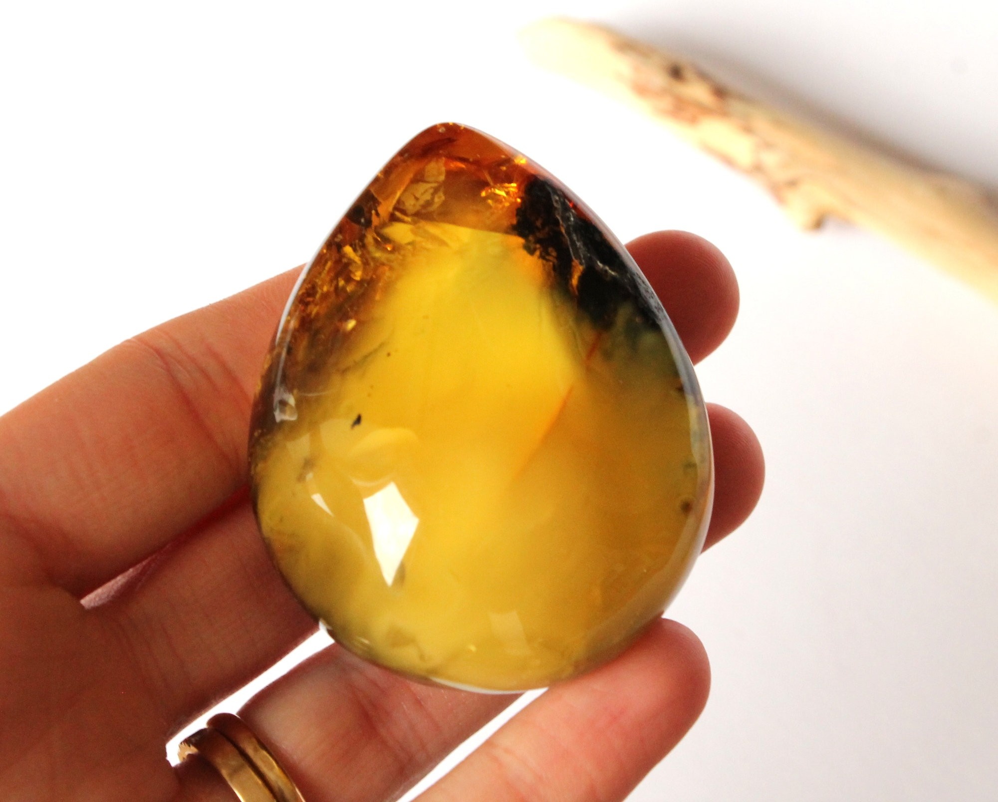 Lemon color Baltic amber stone S36 2000x1610