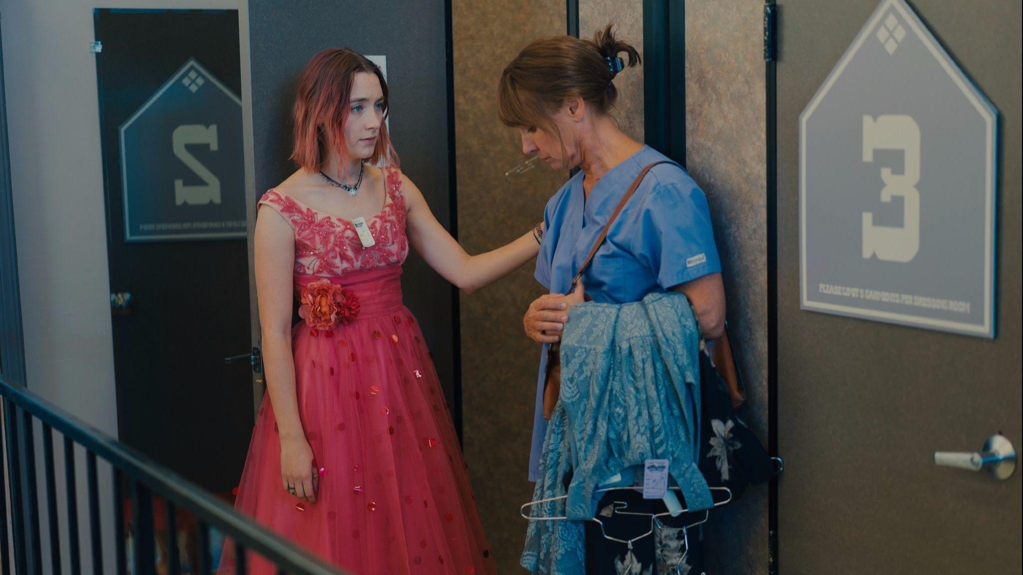 Lady Bird: Saoirse Ronan as Christine McPherson and Laurie Metcalf as Marion McPherson. 2050x1160 HD Background.