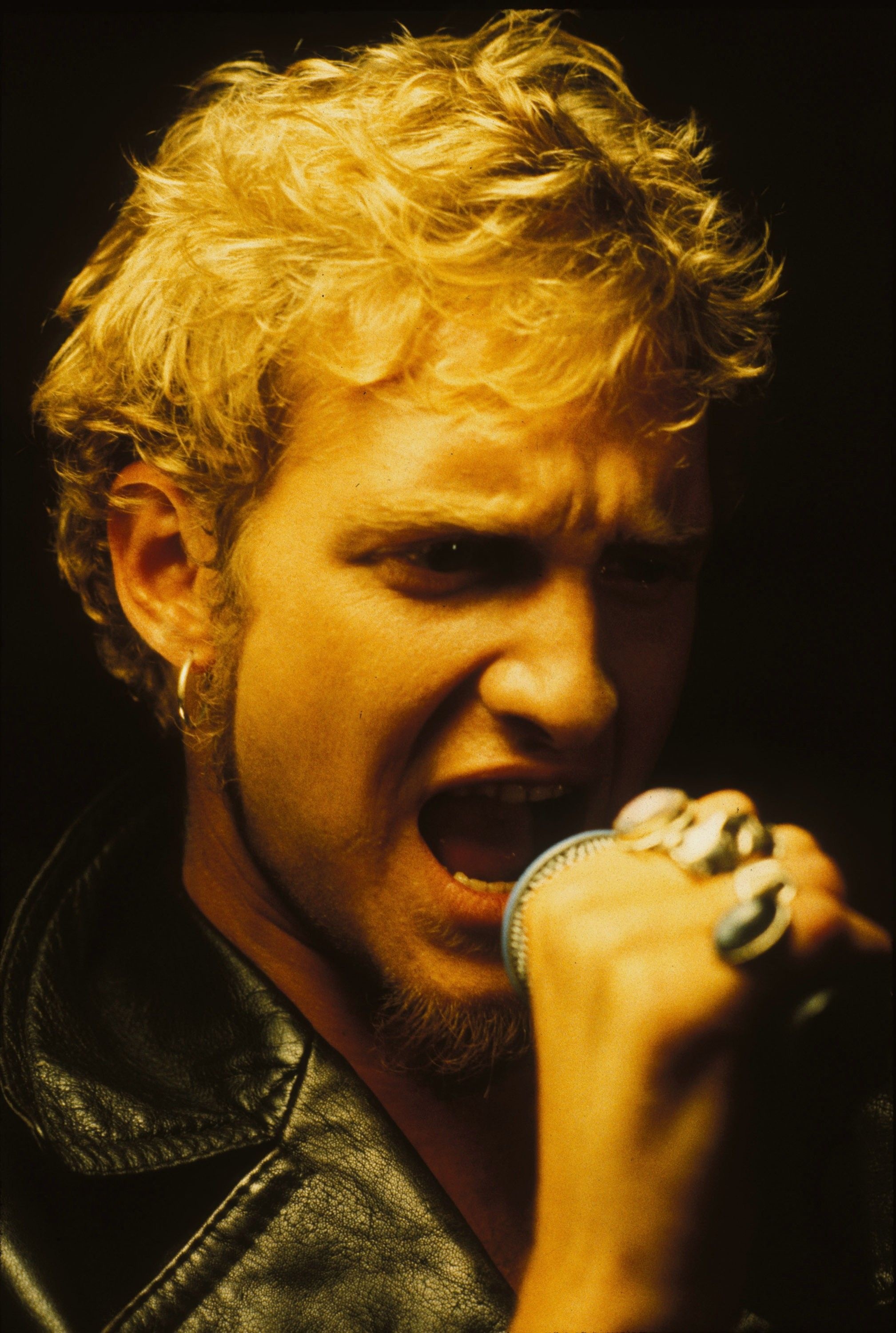 Alice In Chains, Layne Staley tribute, Legendary frontman, Captivating performances, 2020x3000 HD Phone