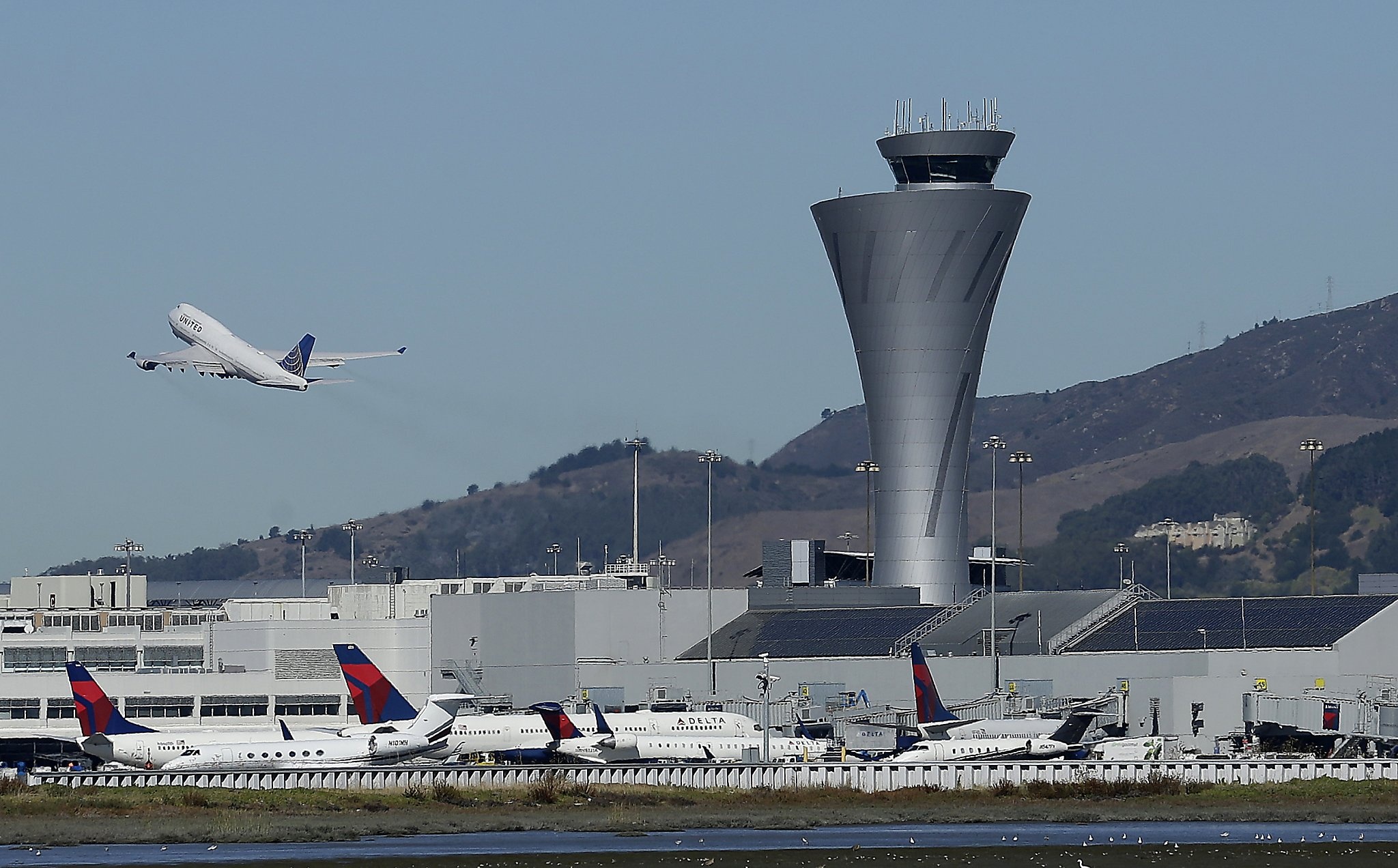 San Francisco International Airport, Close call landing, Runway incident, Aviation news, 2050x1280 HD Desktop