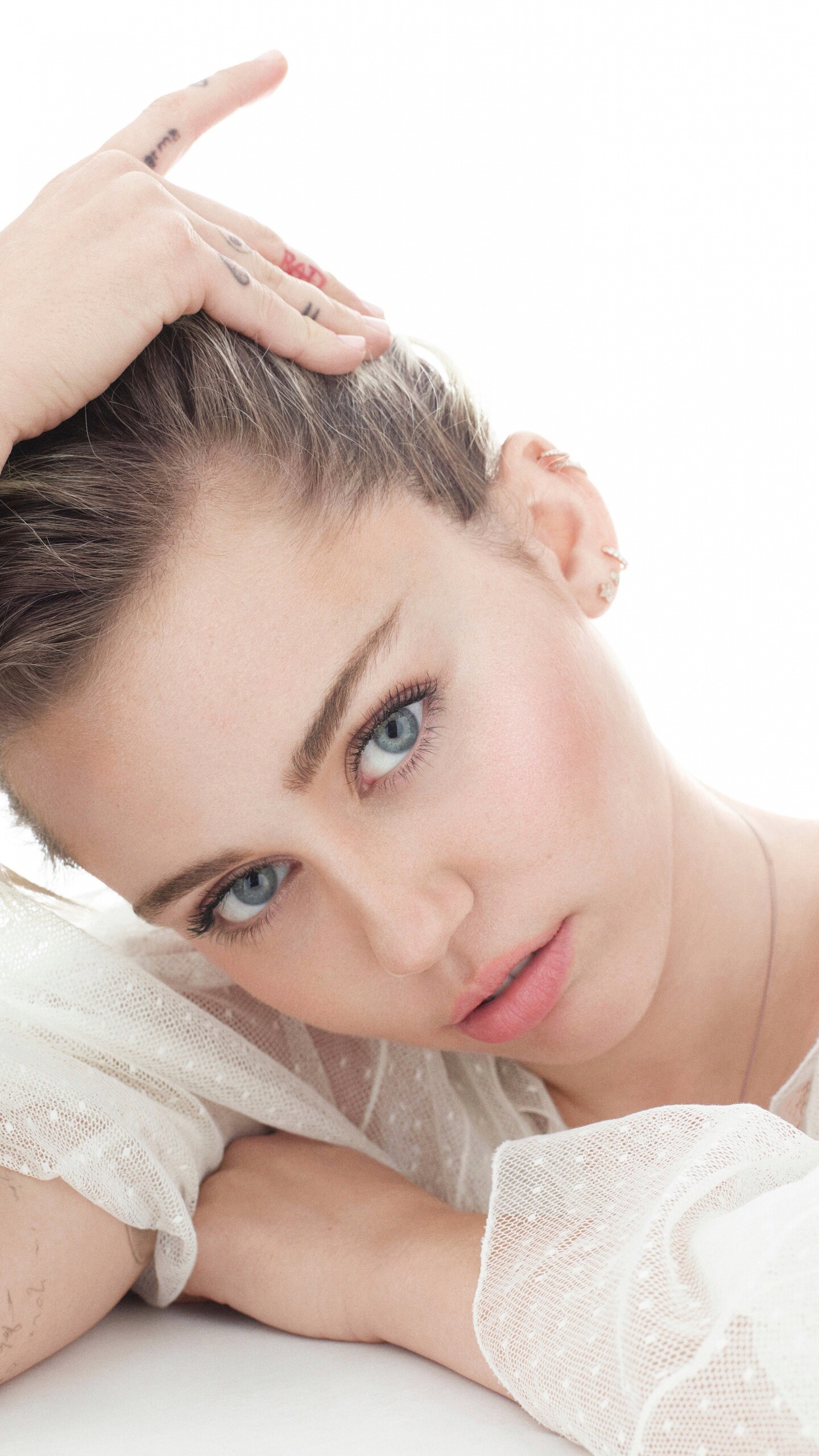 Miley Cyrus, Promis, 4K Tapete, Weier Hintergrund, 1440x2560 HD Handy