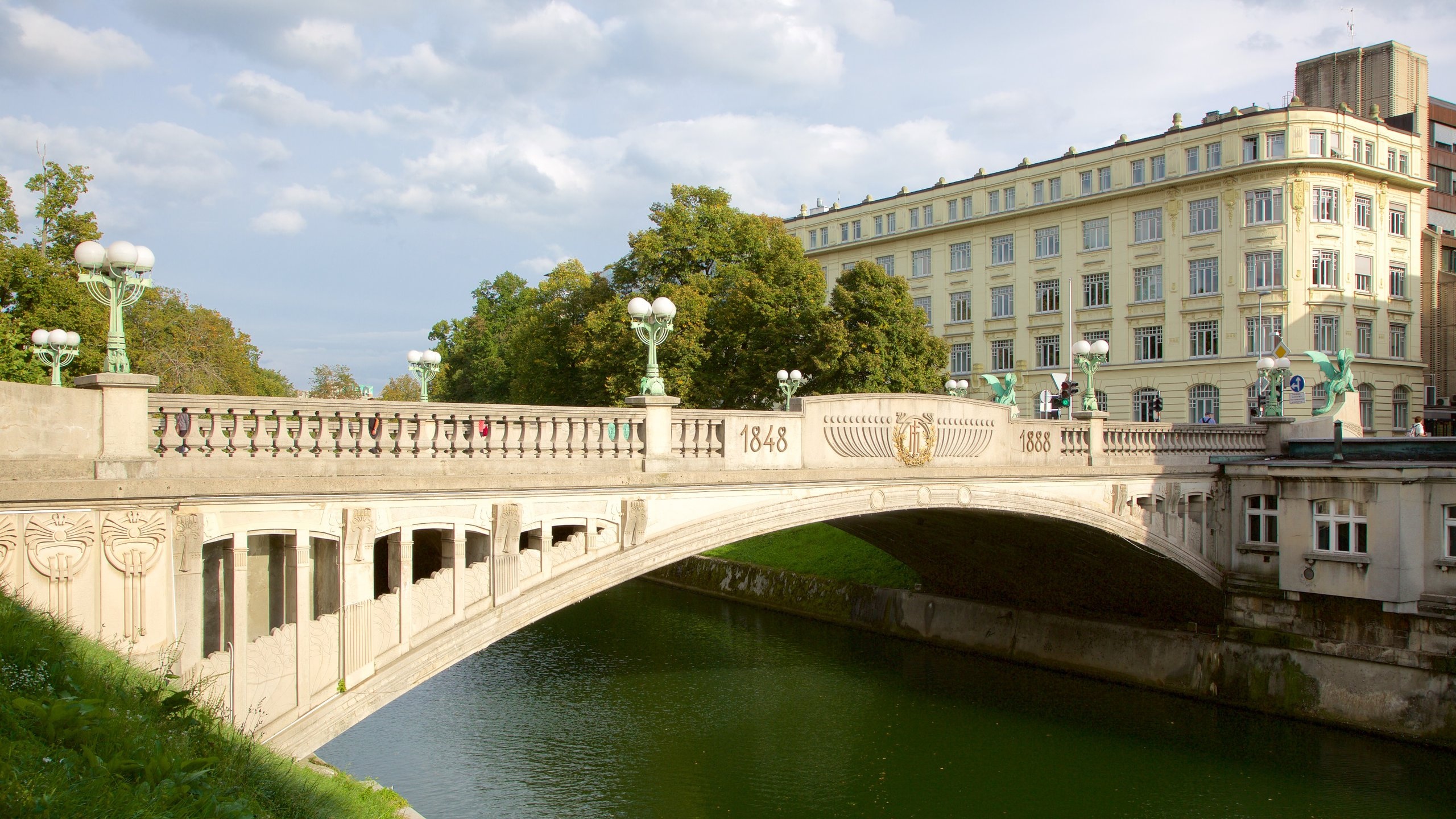 Ljubljana attractions, Slovenian gem, Stunning architecture, Charming capital, 2560x1440 HD Desktop