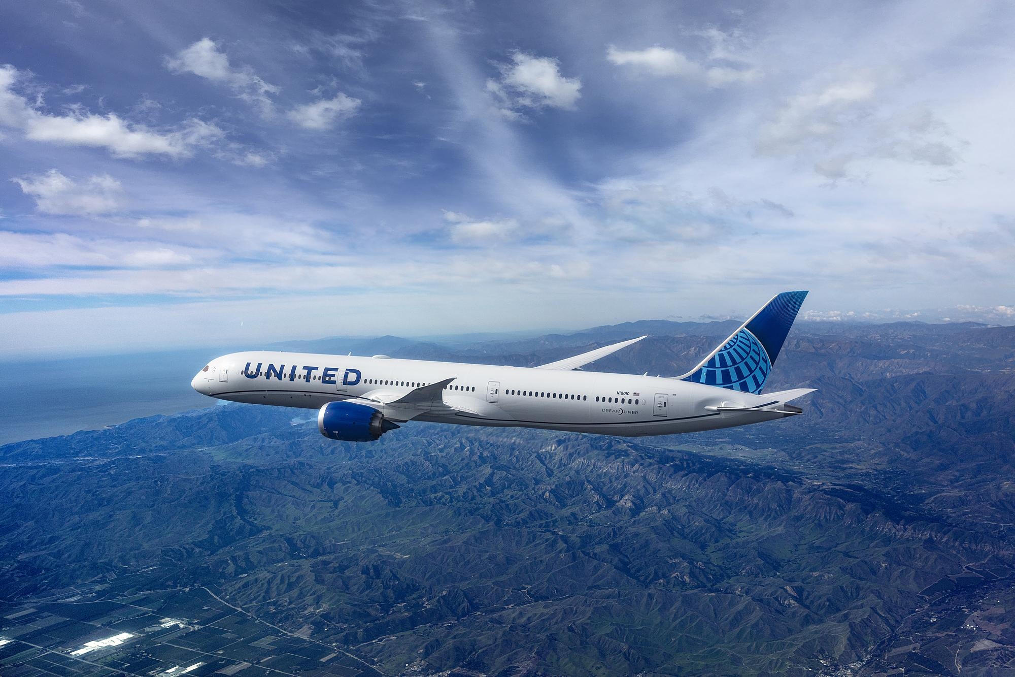 United Airlines, Customer experience, Airline review, Travel advice, 2000x1340 HD Desktop