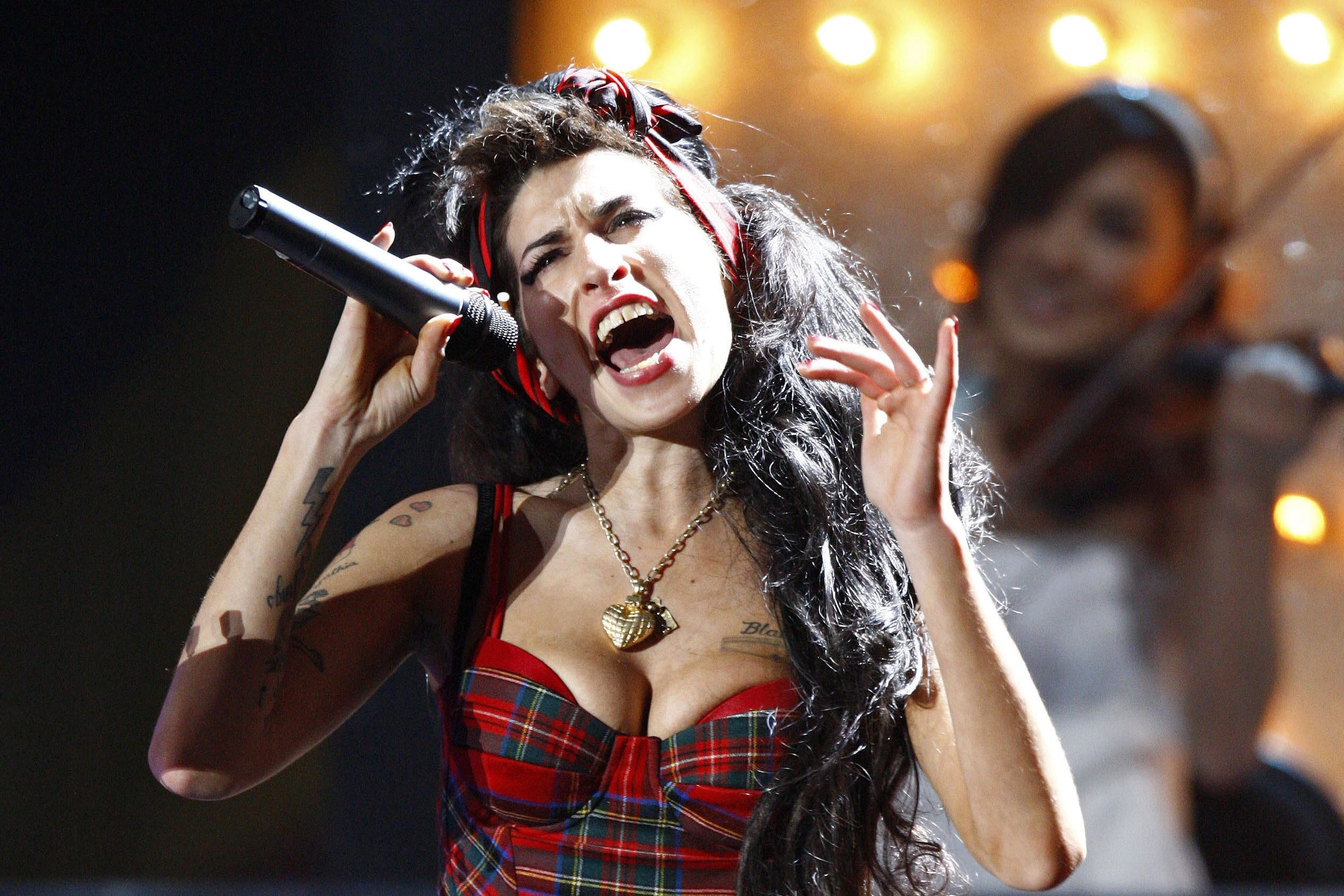 Amy Winehouse, Forever 27, Tragic wild life, Captivating singer, 2530x1690 HD Desktop