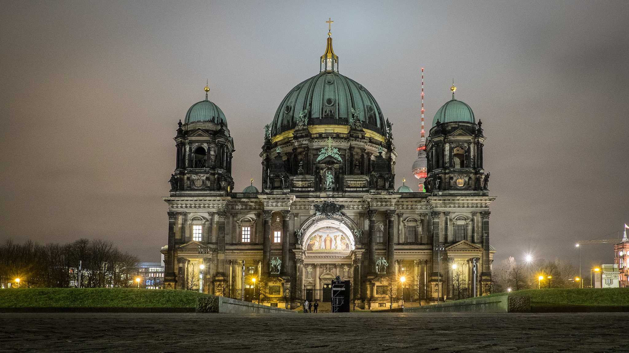 Berlin Cathedral, Spiritual sanctuary, Historical church, Architectural wonder, 2050x1160 HD Desktop