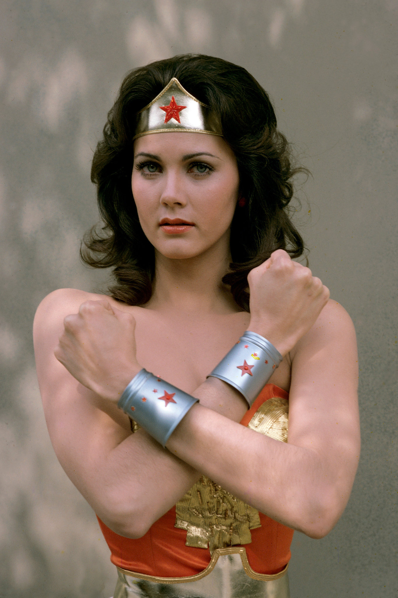 Lynda Carter, Wonder Woman defender, Critic-proof, New York Times feature, 1370x2050 HD Phone