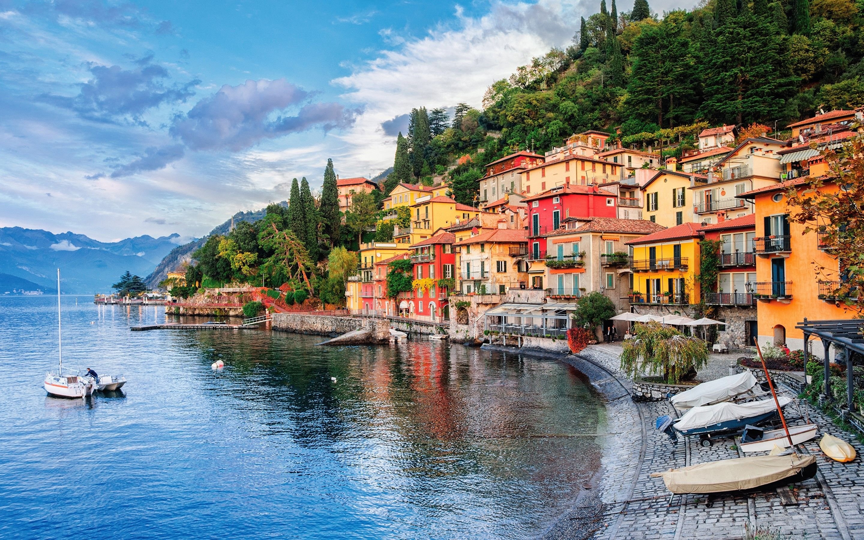 Lake Como, Tranquil waters, Scenic beauty, Italian getaway, 2880x1800 HD Desktop