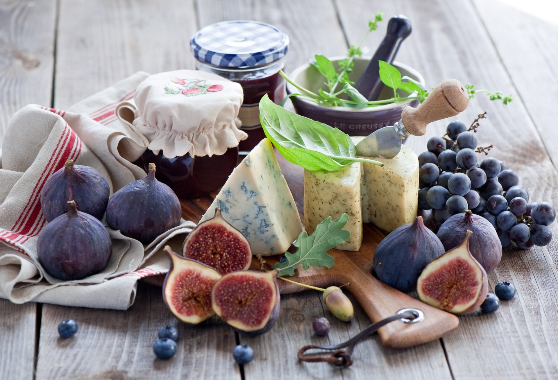 Fig: Small to medium-sized fruit with a sweet flavor comparable to candy. 1920x1310 HD Background.