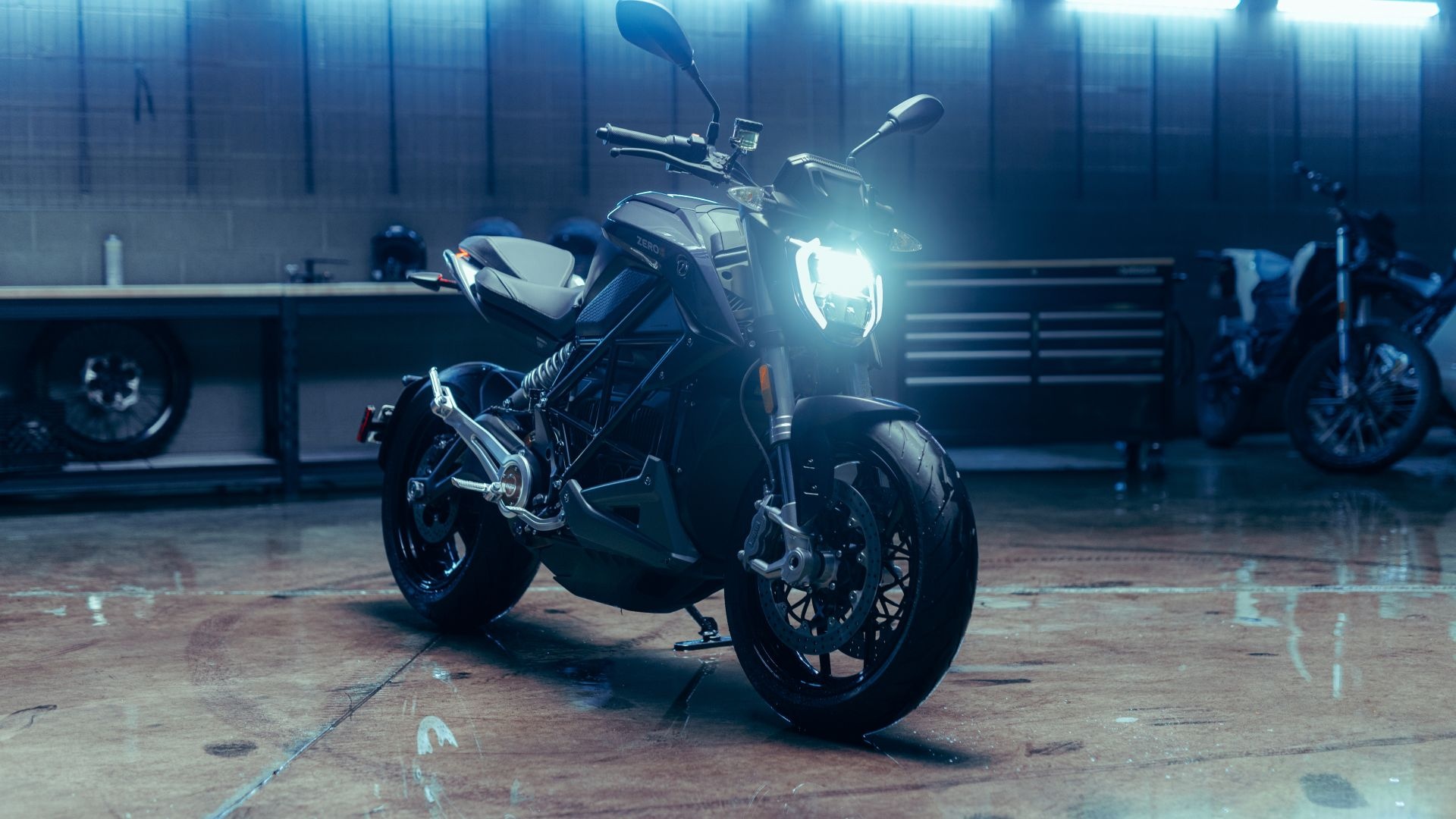 Zero Motorcycle, 17.3kWh battery, Live video from EICMA 2021, 1920x1080 Full HD Desktop