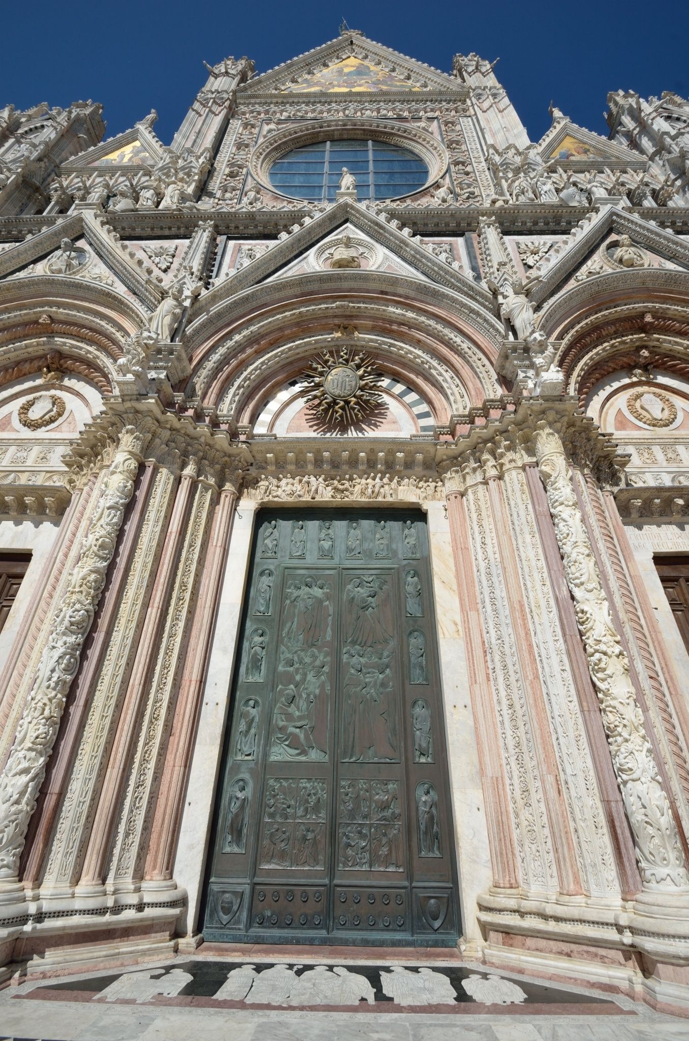 Eingangsportal des Doms von Siena, 1360x2050 HD Handy