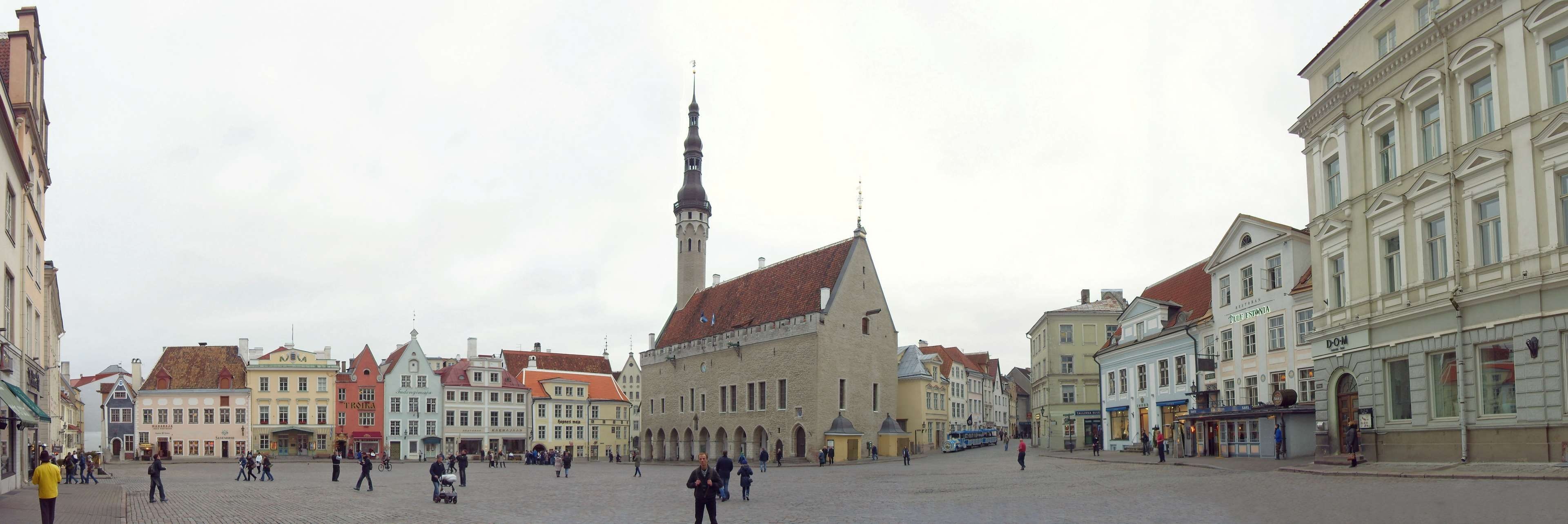 Tallinn Town Hall, Estonian architecture, Raekoja Plats, Tallinn streets, 3840x1290 Dual Screen Desktop