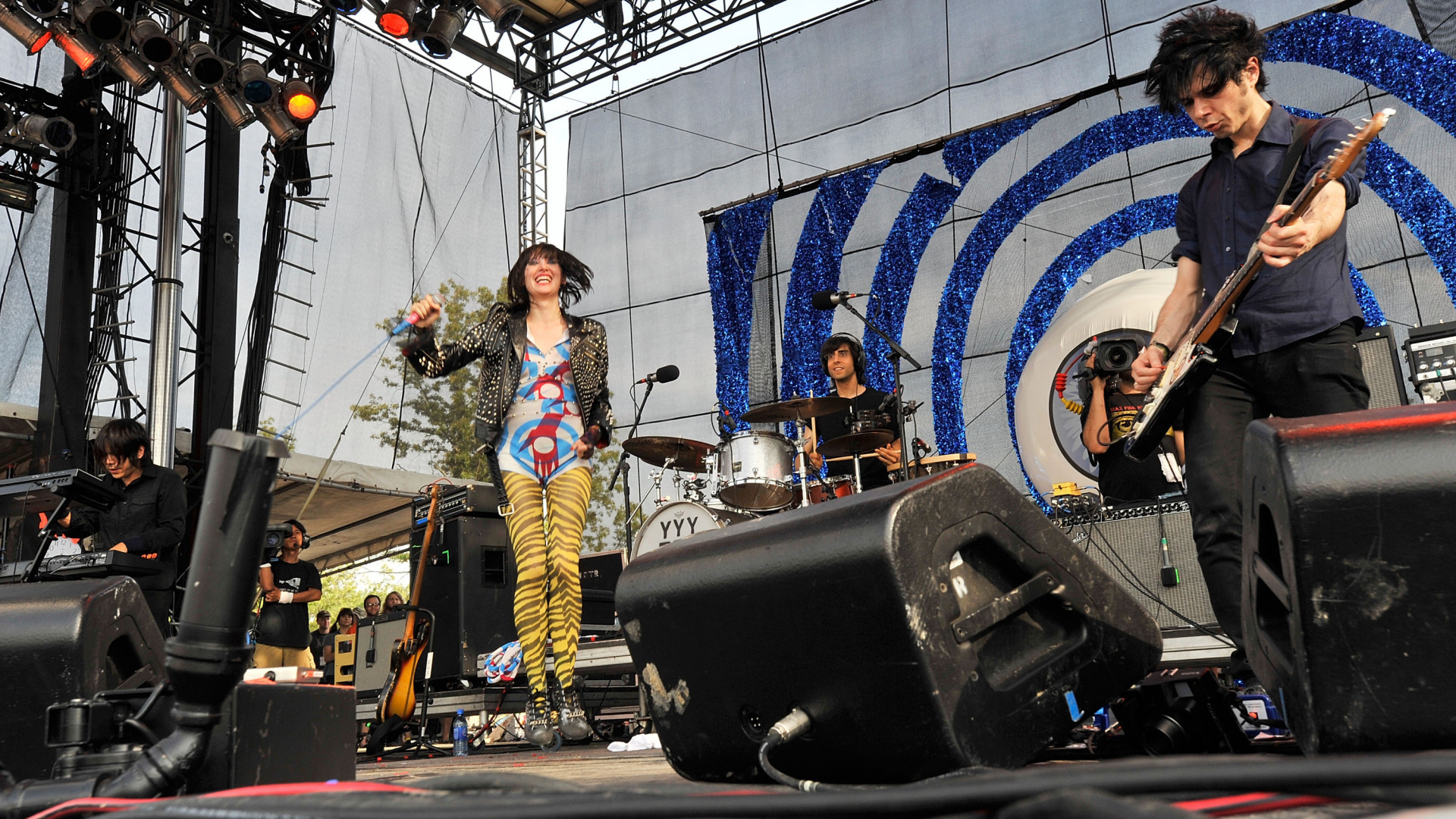 Yeah Yeah Yeahs, Energetic performances, Captivating stage presence, Enthusiastic crowds, 1920x1080 Full HD Desktop