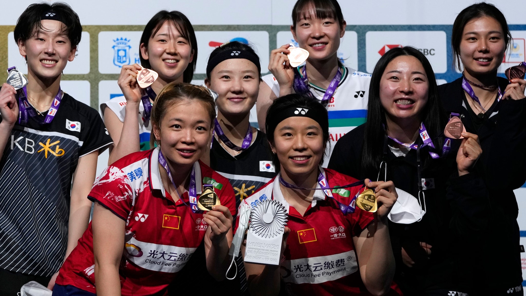 Jia Yifan, BWF World Championships 2021, Medallists, 2050x1160 HD Desktop