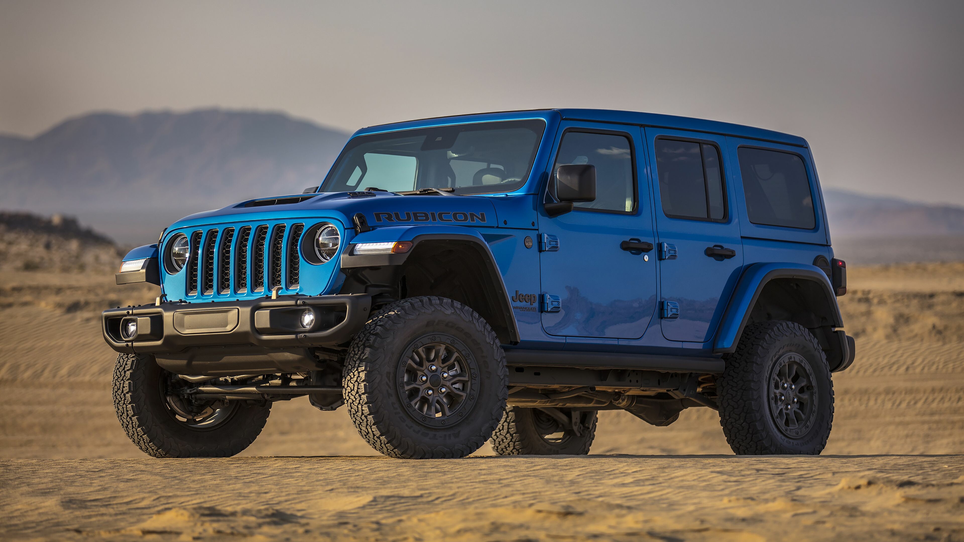 Jeep: In 2021, a hybrid modification of the Wrangler 4xe was introduced, capable of traveling more than 50 km on electric power alone. 3840x2160 4K Background.