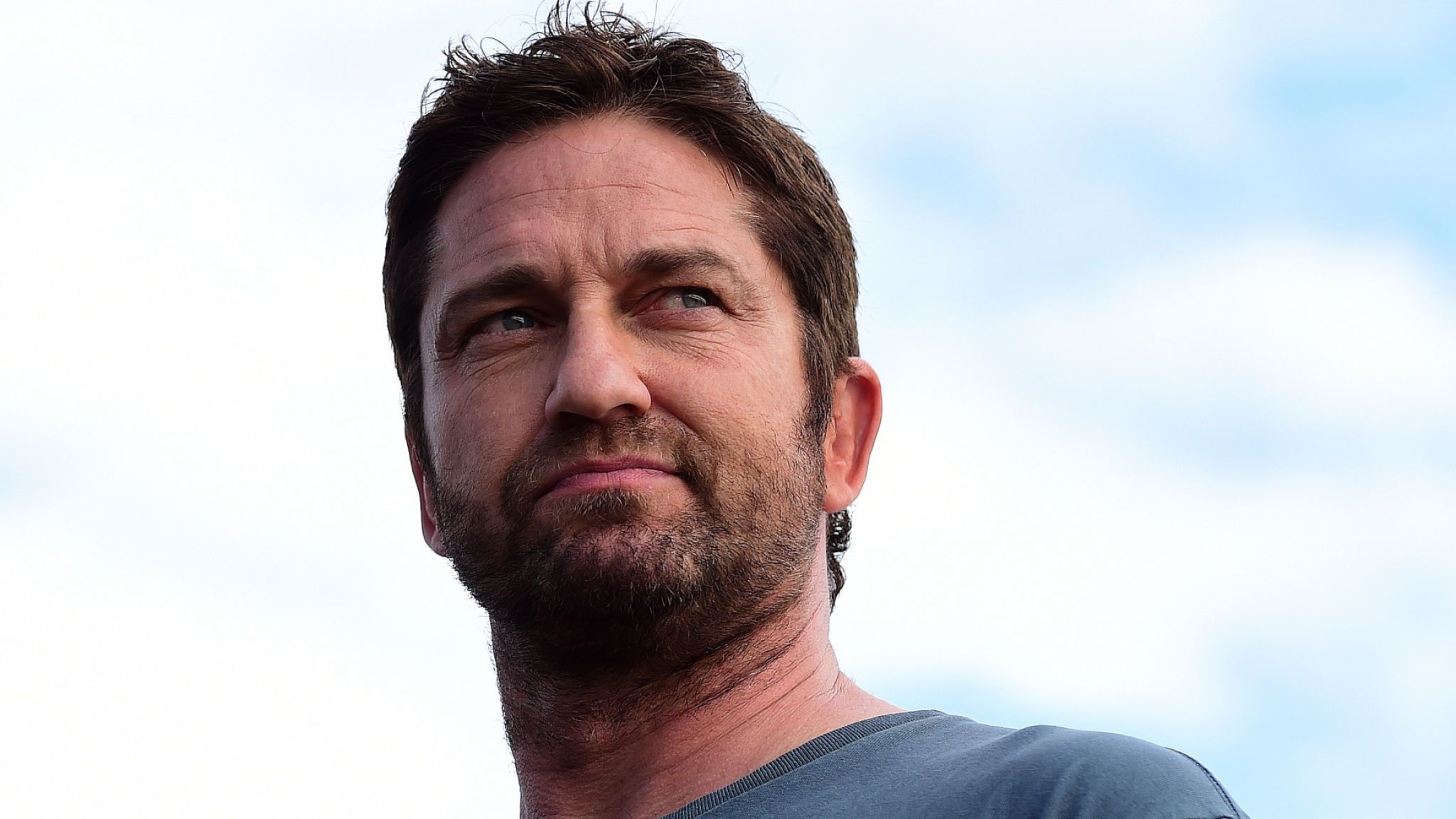 Gerard Butler: Starred in the action-crime drama Den of Thieves, which he has produced as well. 2050x1160 HD Wallpaper.