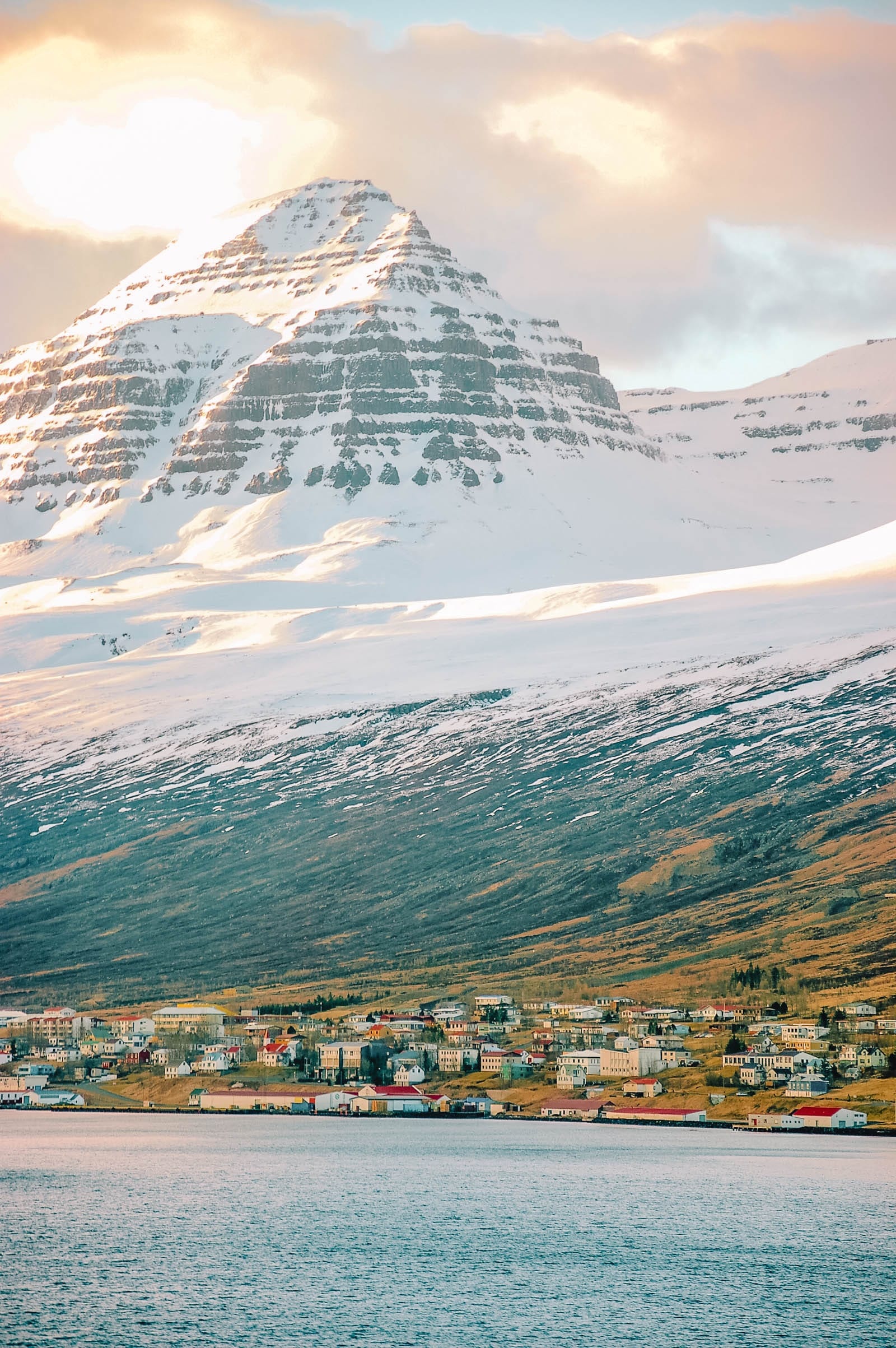 10 best towns, Iceland, Hand luggage only, 1600x2410 HD Handy