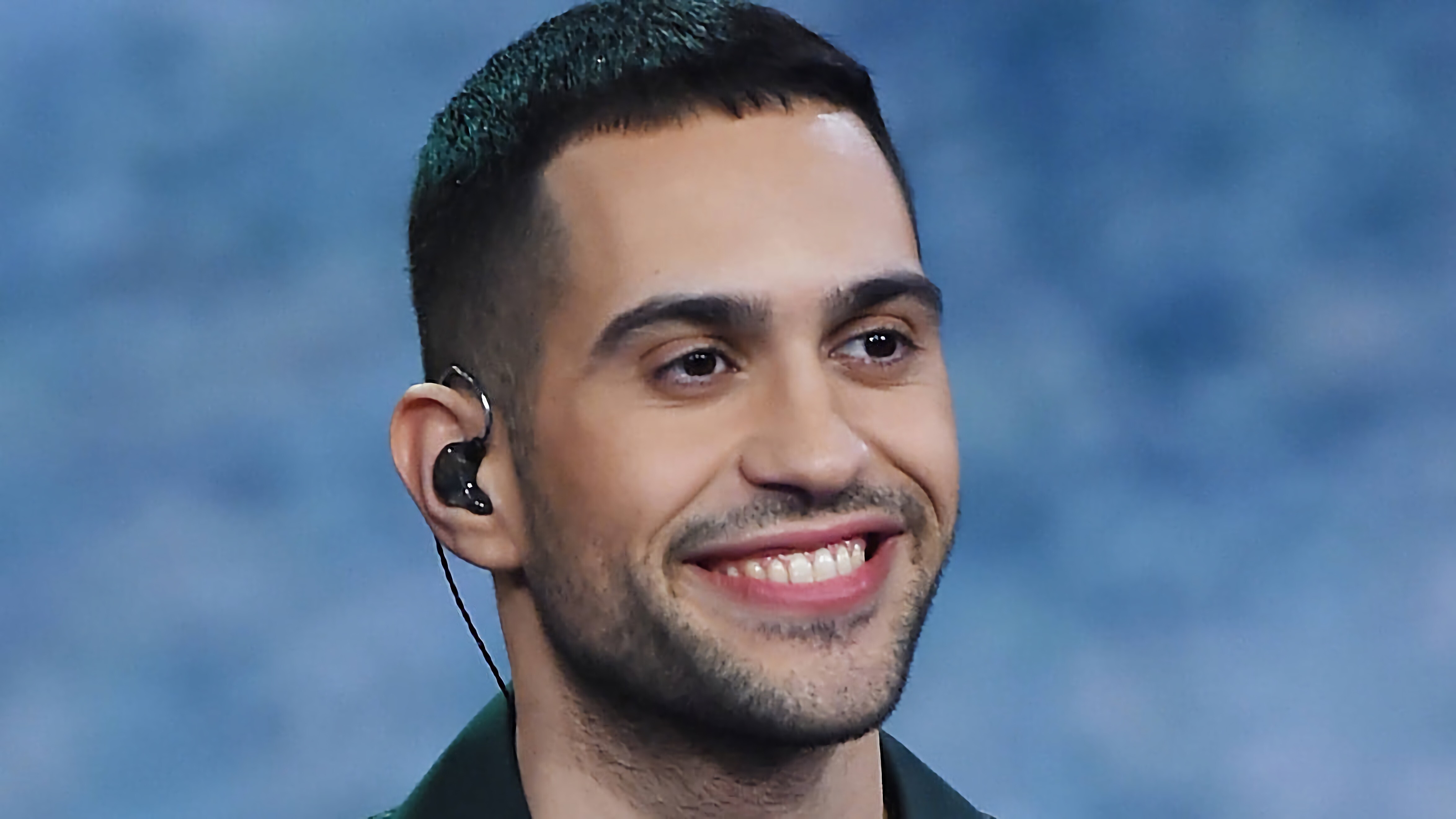 Mahmood (Singer): Rose to prominence after competing on the sixth season of the Italian version of The X Factor. 4700x2640 4K Background.