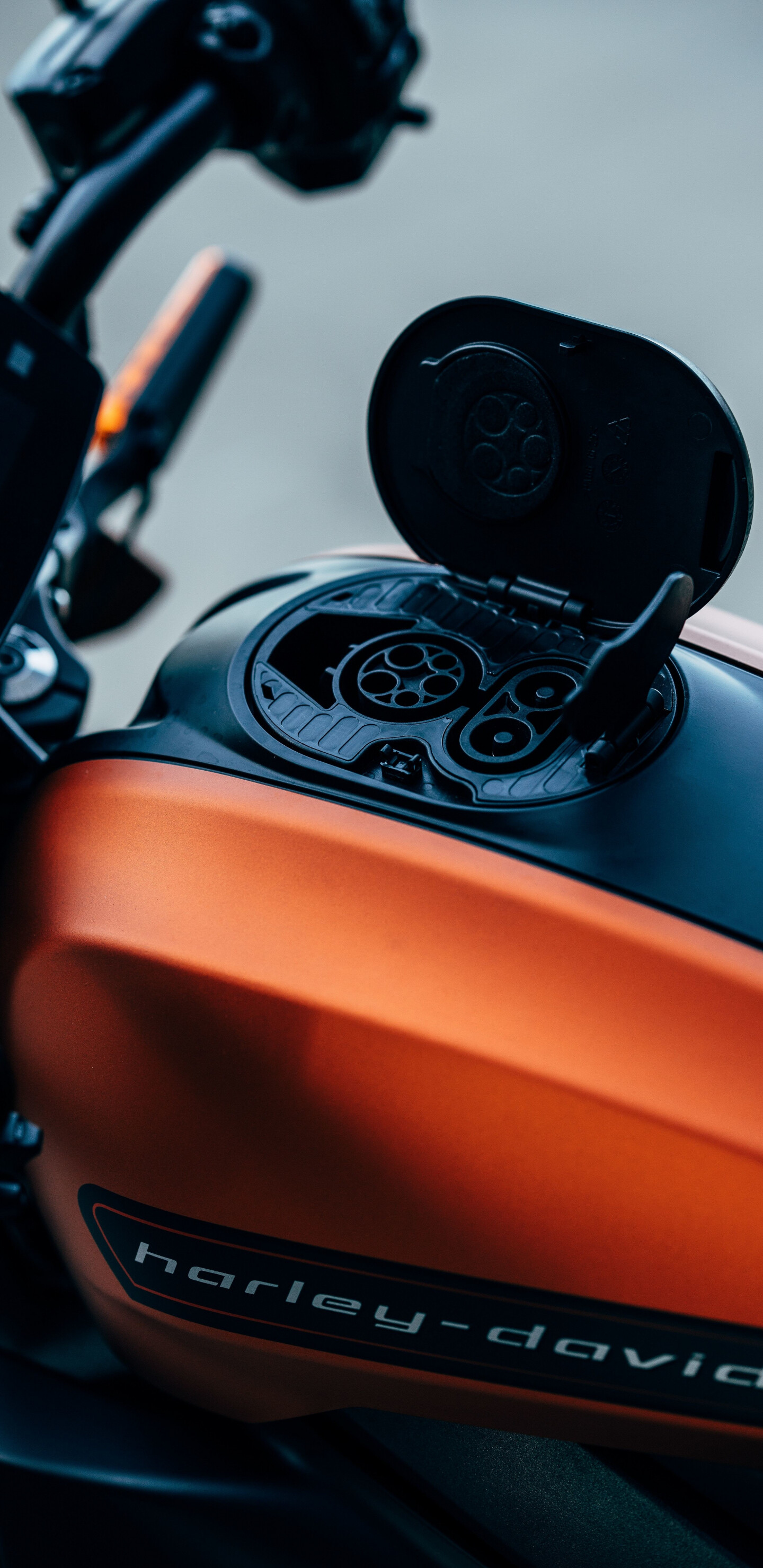 Harley-Davidson: Bike, The company introduced its 45-cubic-inch (737 cc) flathead V-Twin in 1929. 1440x2960 HD Background.