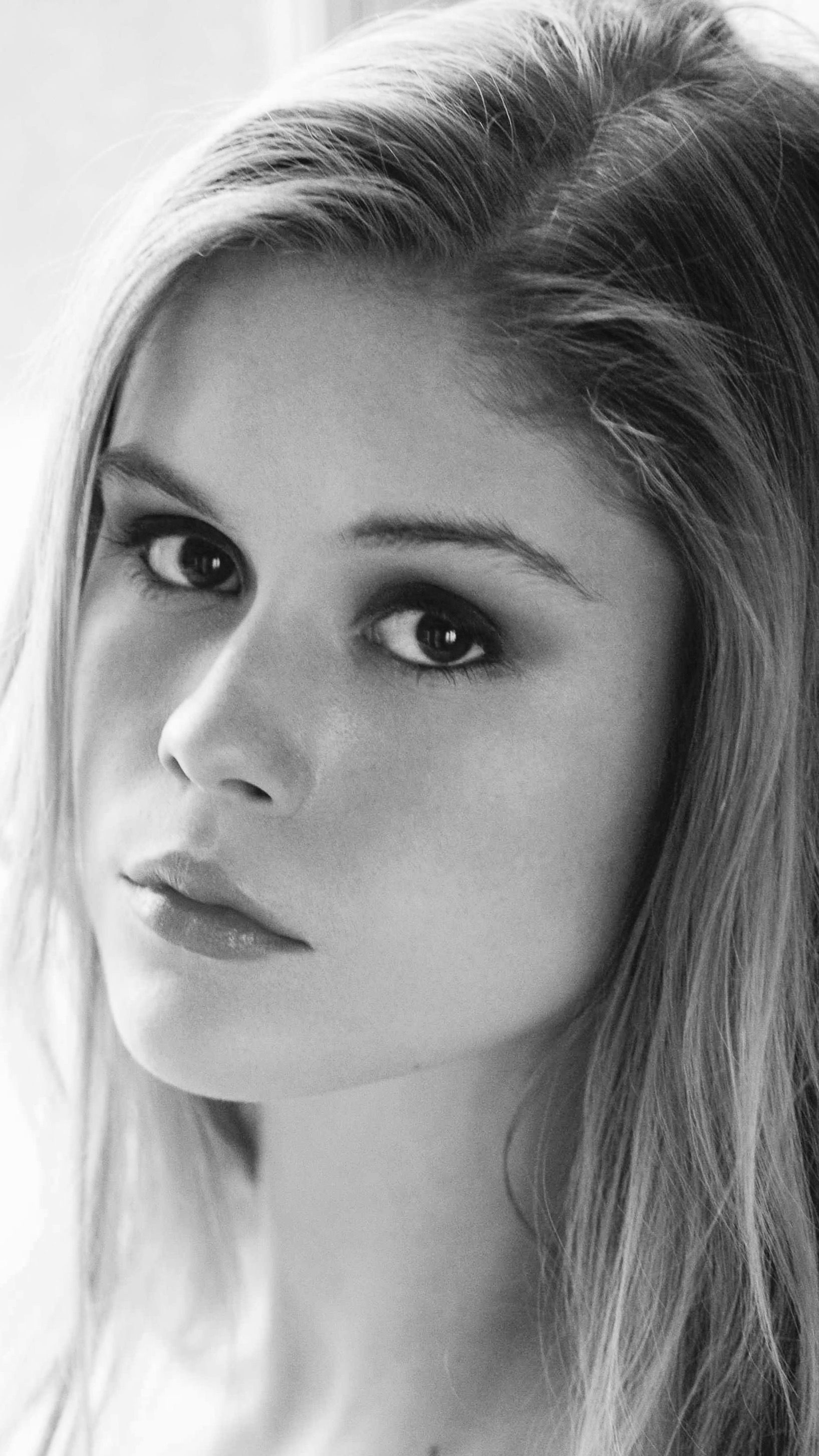 Erin Moriarty: Monochrome American actress and singer, Kelly (The Kings of Summer). 1640x2910 HD Wallpaper.