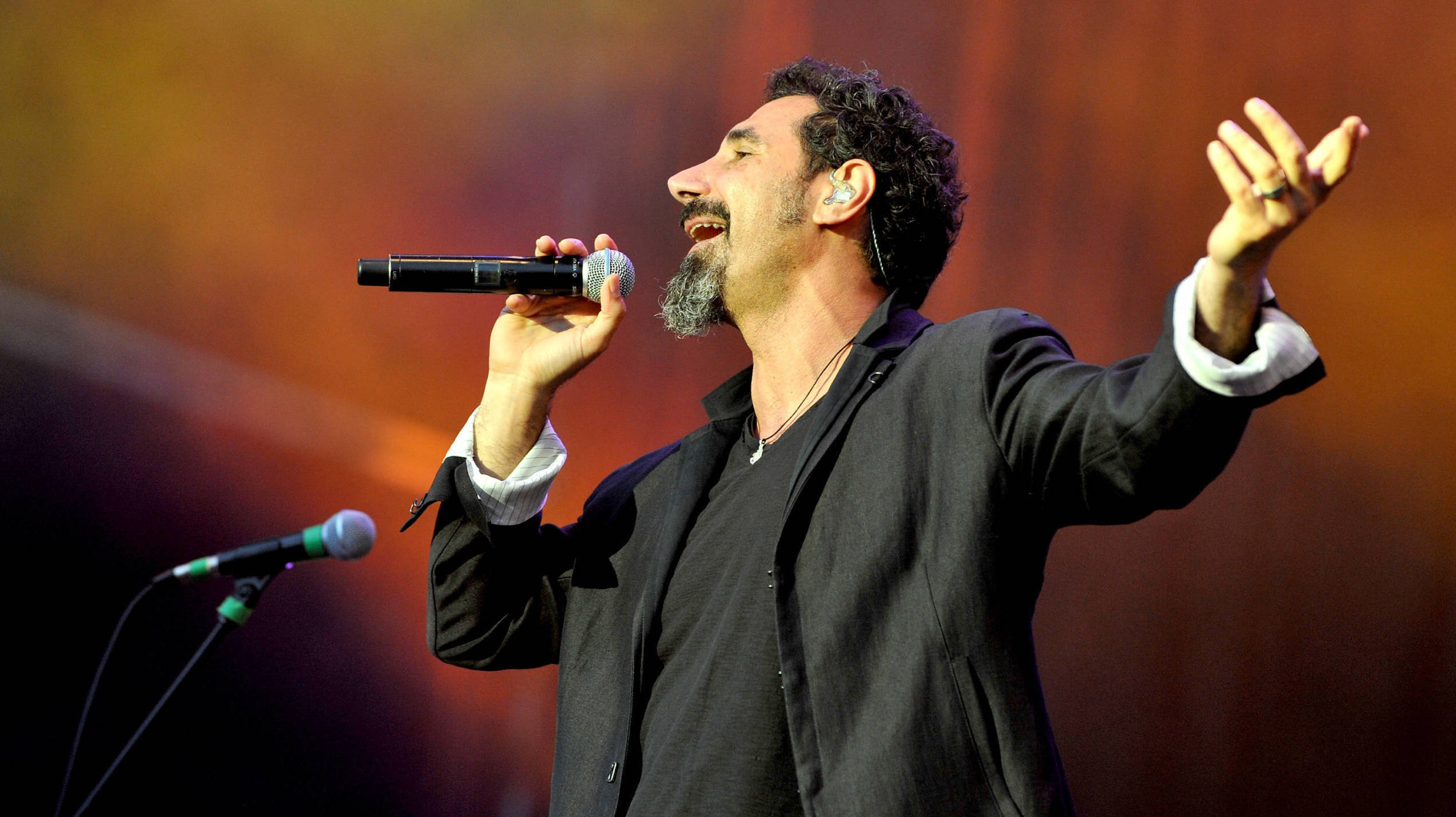 System of a Down: Serj Tankian, Regarded as one of the best vocalists in heavy metal. 2560x1440 HD Wallpaper.