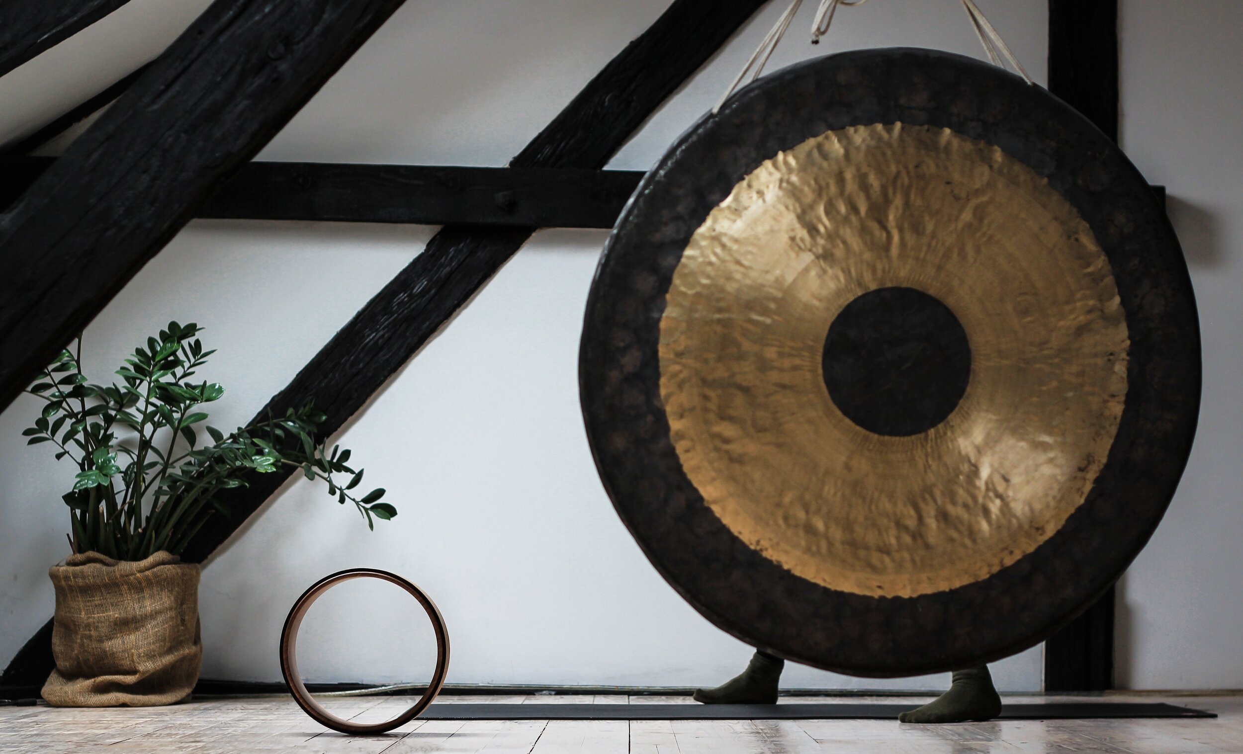 Gong: Healing with music, Sound therapy, Healing vibrations of sound. 2500x1520 HD Background.