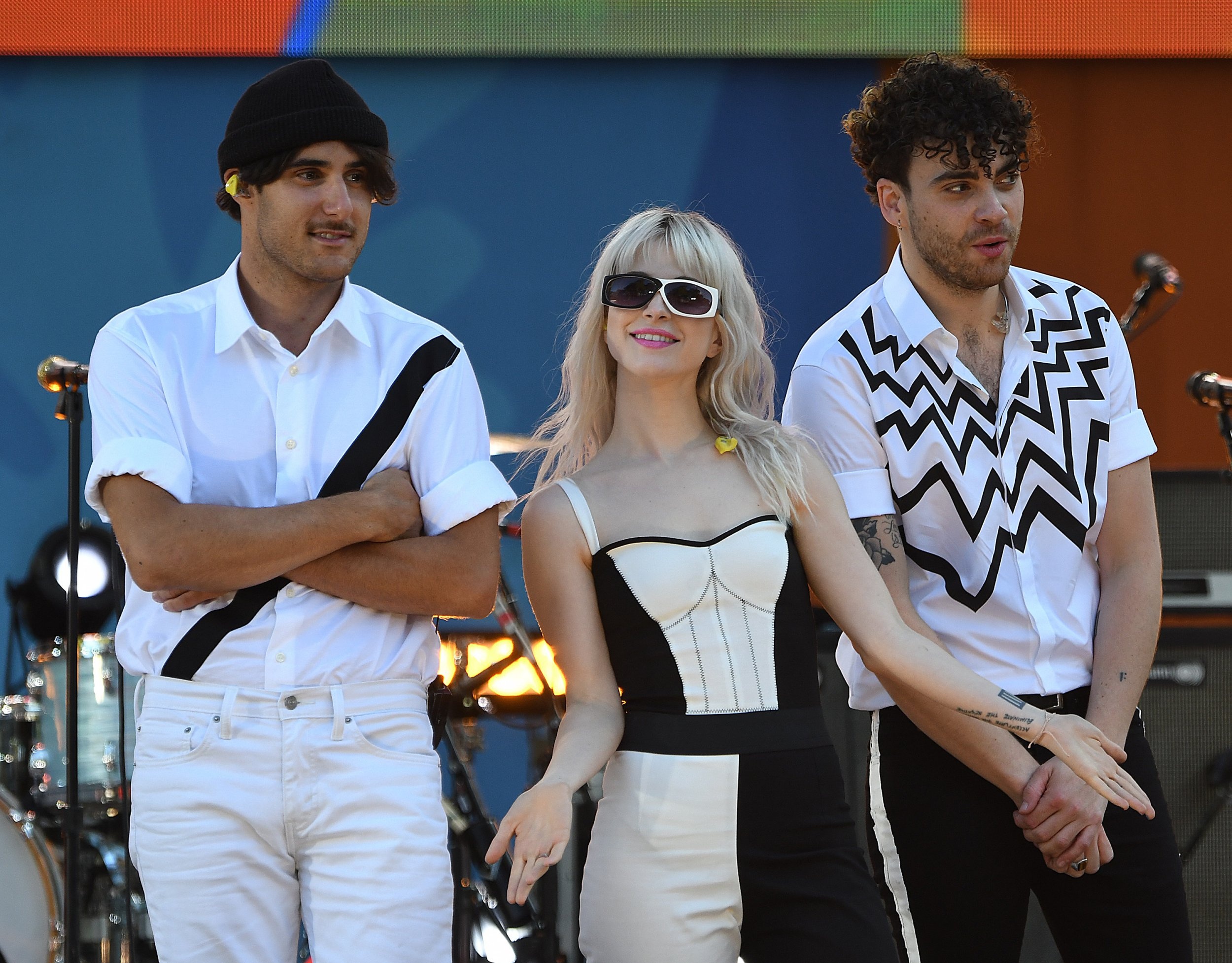 Paramore: A girl-fronted band, Grammy Award, The Best Rock Song category. 2500x1960 HD Background.