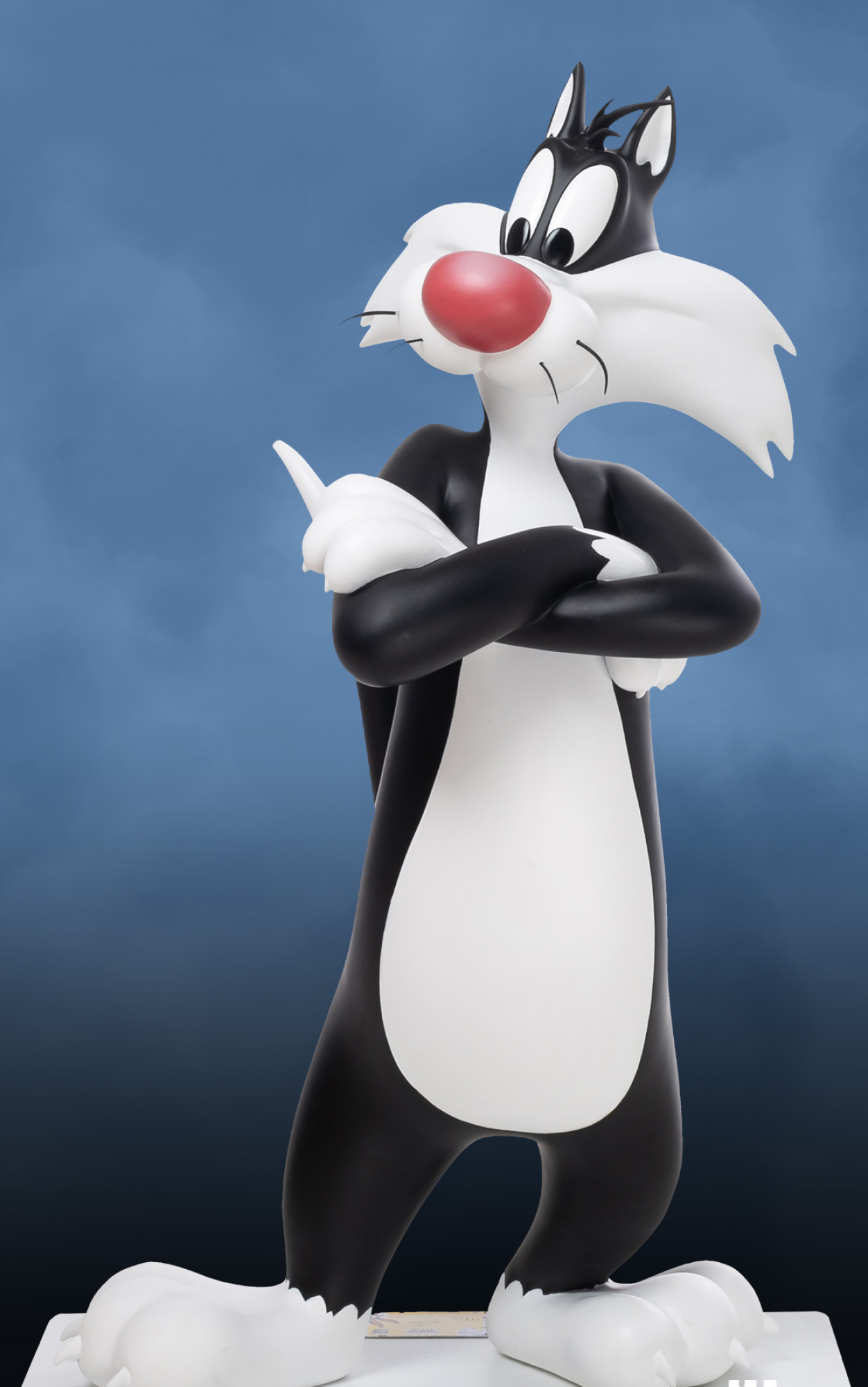 Sylvester the Cat, Lebensgrosse statue, Iconic figurine, Collectible item, 1260x2000 HD Phone