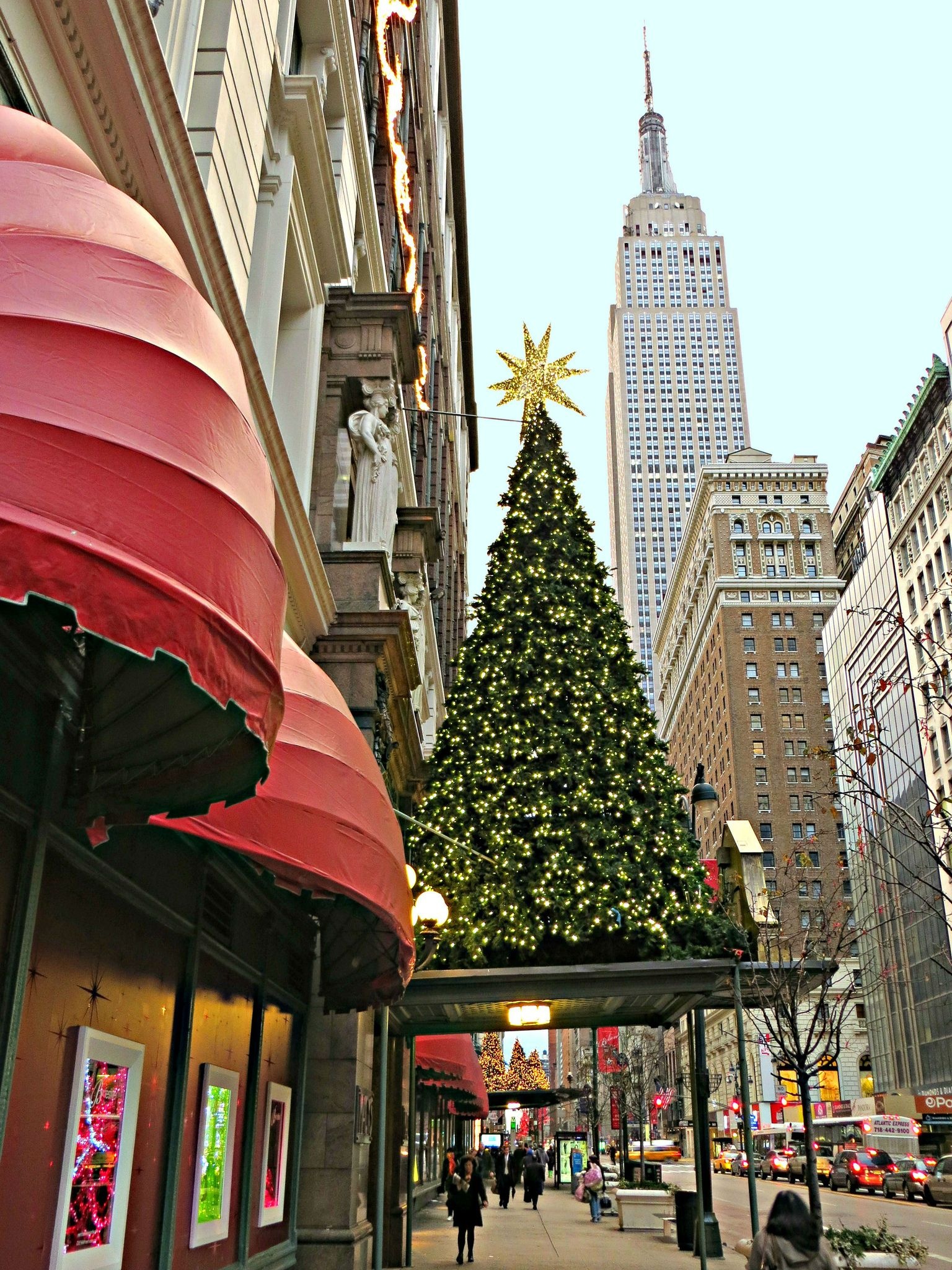 New York Christmas: Macy's, Xmas time, 151 West 34th Street. 1540x2050 HD Background.
