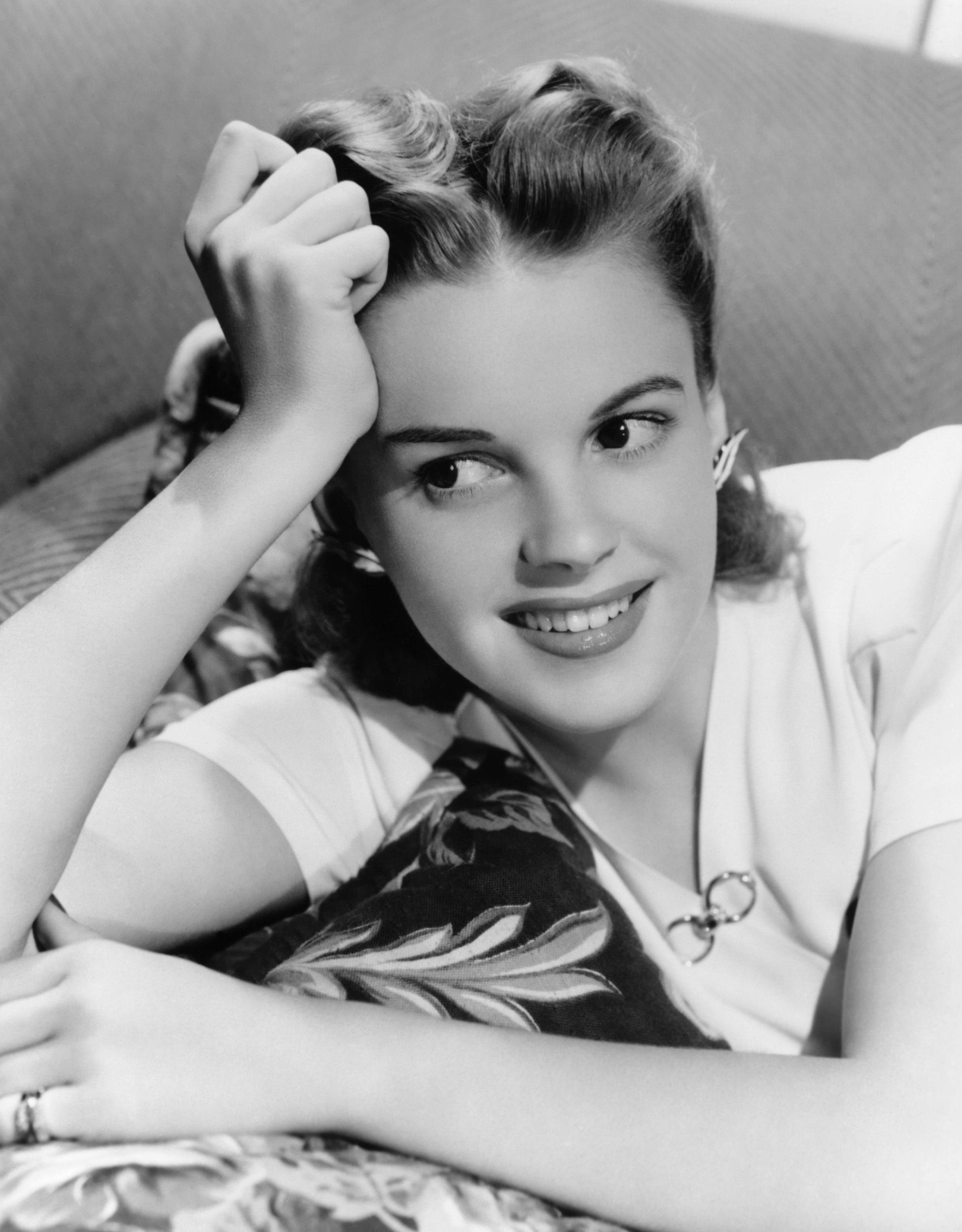 Judy (Movie): Frances Ethel Gumm, received an Academy Juvenile Award, a Golden Globe Award and a Special Tony Award. 1950x2490 HD Wallpaper.
