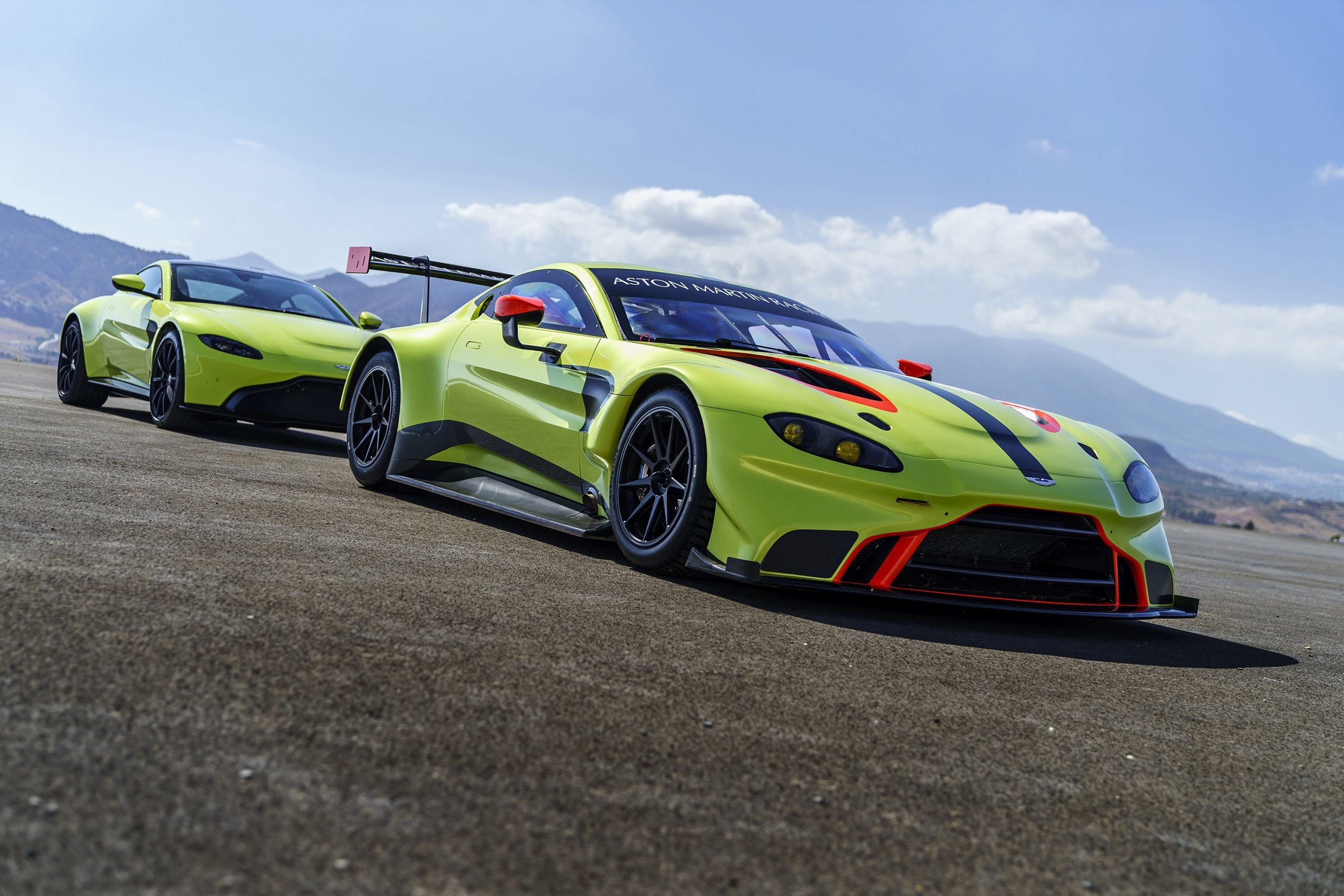 Aston Martin Vantage, Sleek design, Dynamic performance, Racing heritage, 2560x1710 HD Desktop