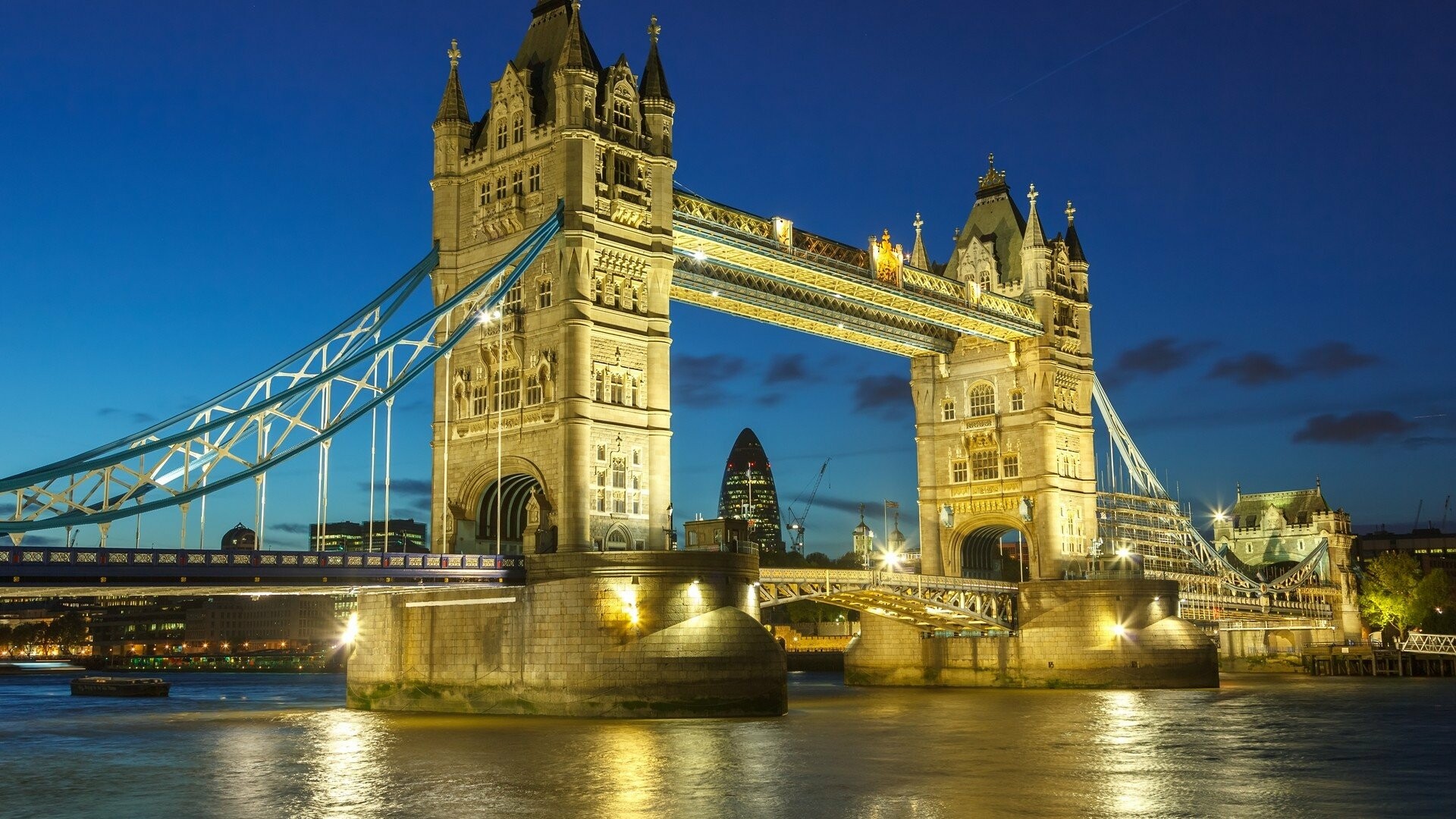 Tower Bridge: Used by over a whopping 40,000 people and nearly 21,000 vehicles per day. 1920x1080 Full HD Background.