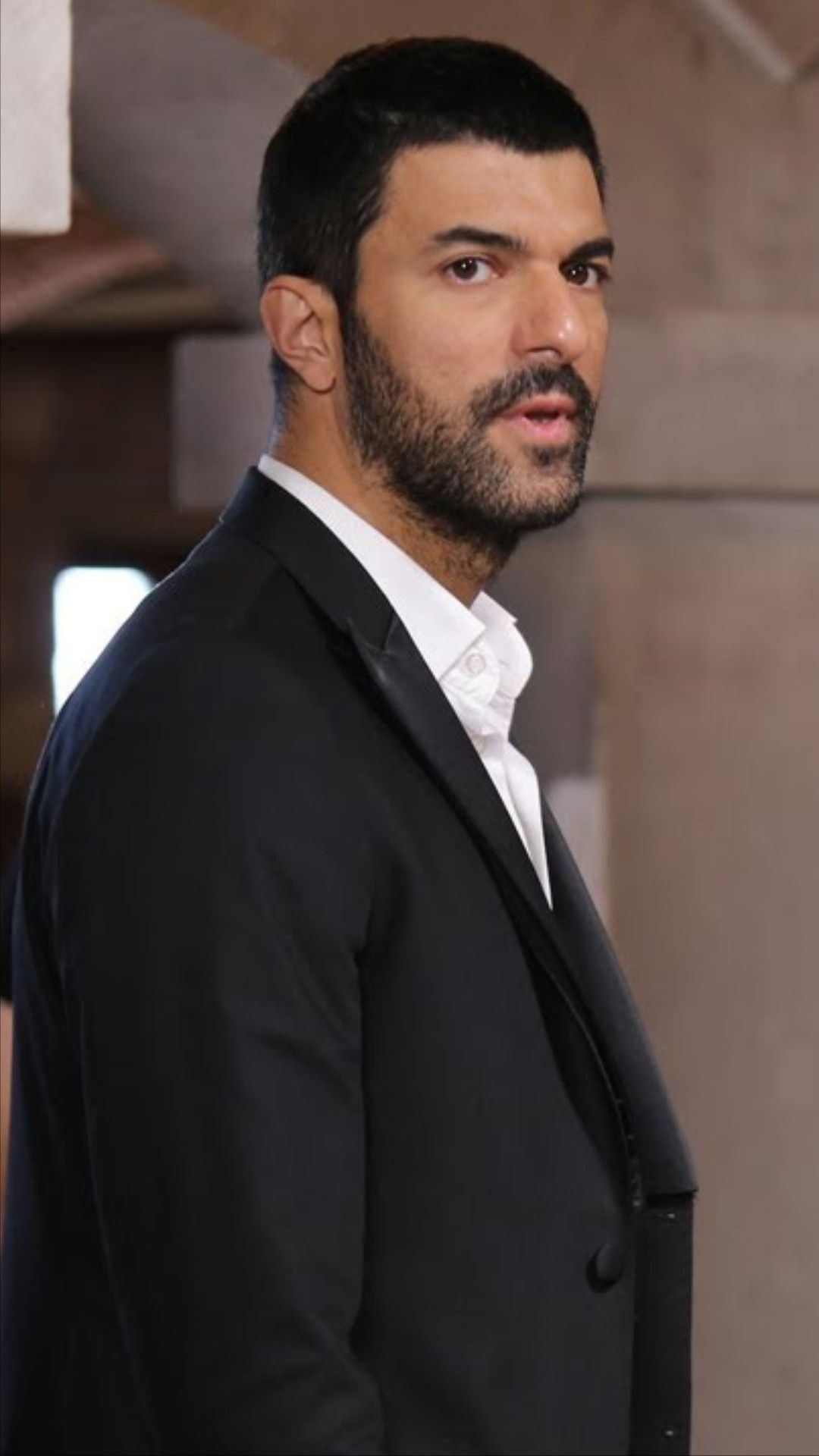 Engin Akyurek: Appeared as Mustafa Bulut in a Turkish television series, Bir Bulut Olsam. 1080x1920 Full HD Background.