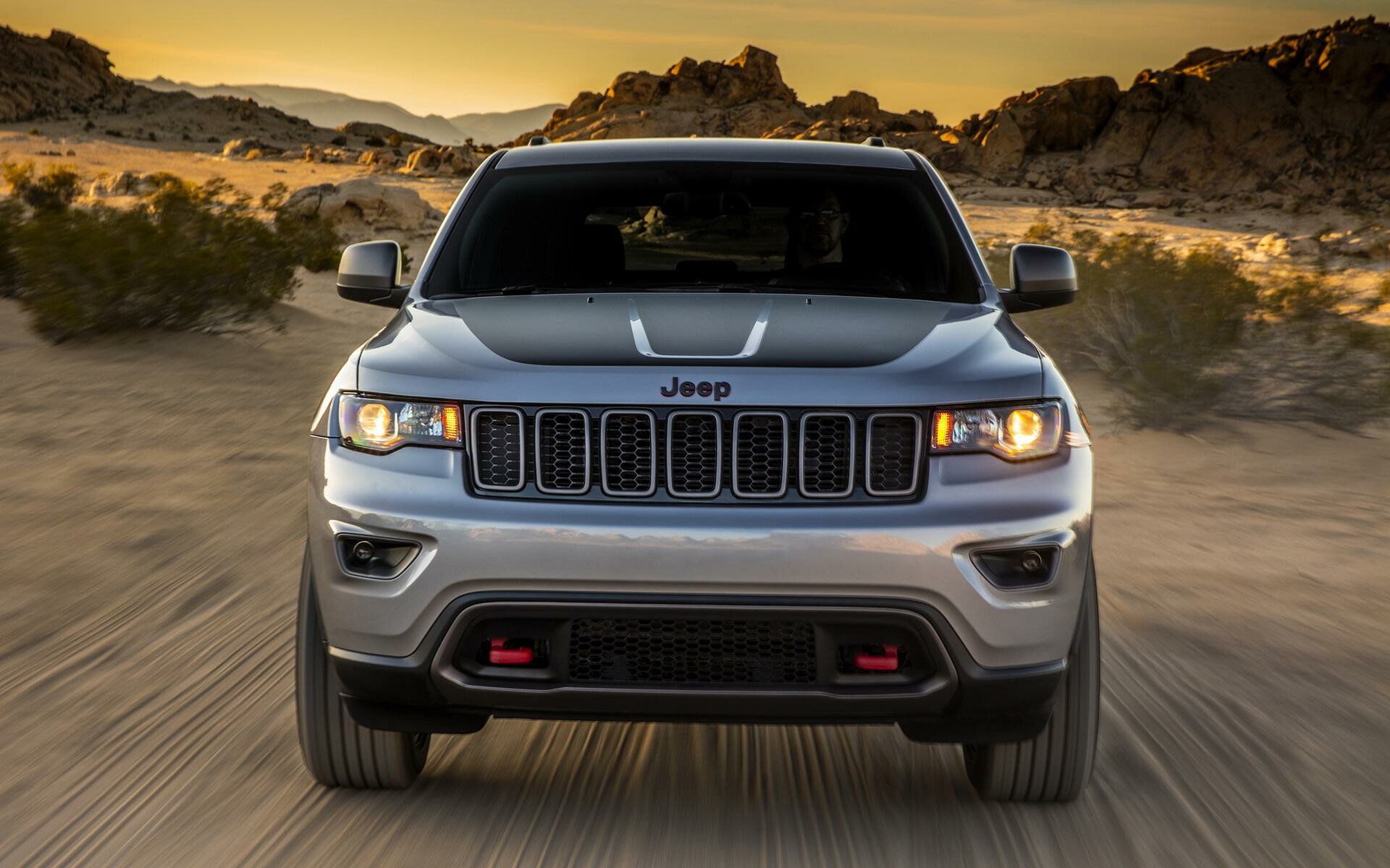 Jeep Grand Cherokee: The first unibody SUV, Pioneered a number of compact sport-utility features. 1920x1200 HD Background.