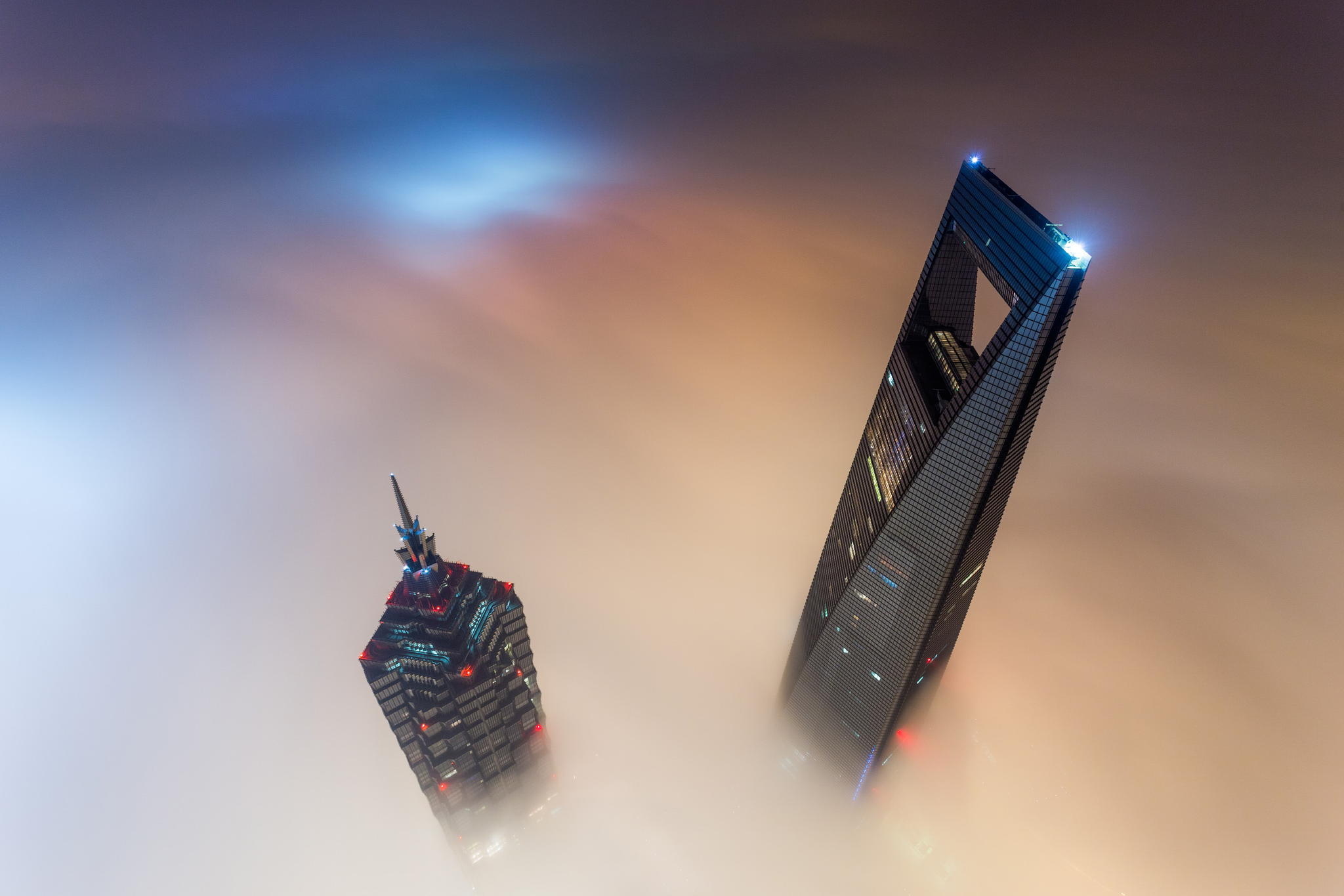 Wolken, die das Shanghai World Financial Center umgeben, 2050x1370 HD Desktop