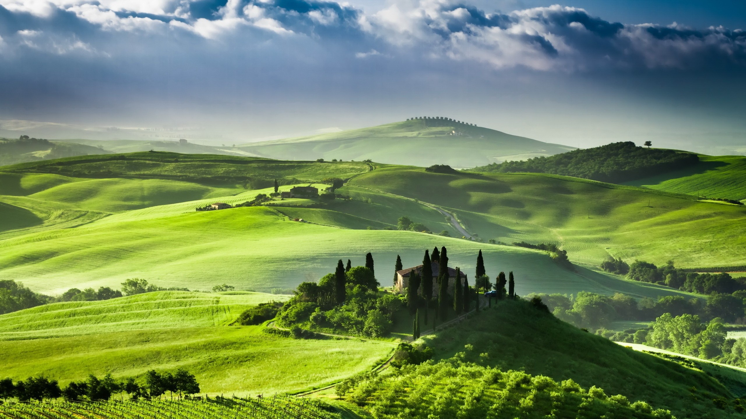 Green Hills: Tuscany, The historical district of Italy with perfect examples of Renaissance architecture. 2560x1440 HD Background.