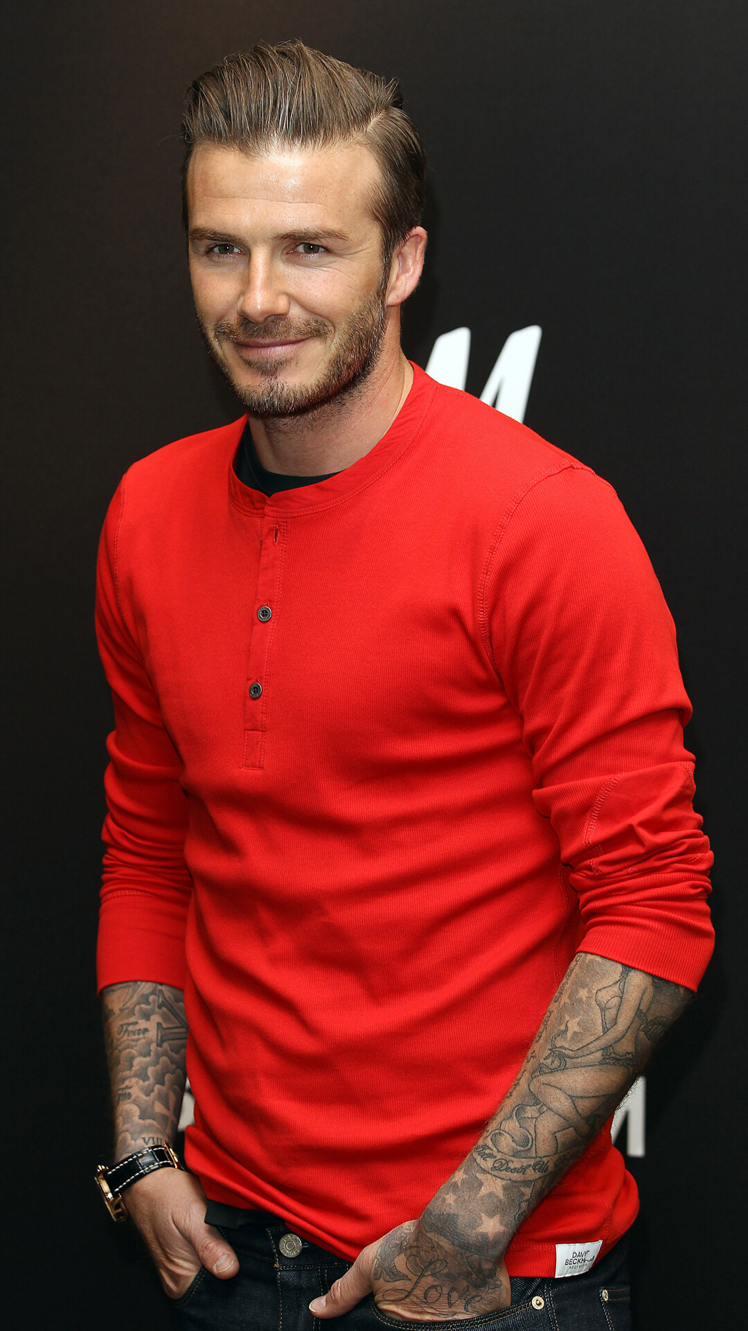 David Beckham: Made a winning return in a Milan shirt in a victory over Genoa on 6 January 2010. 1080x1920 Full HD Background.