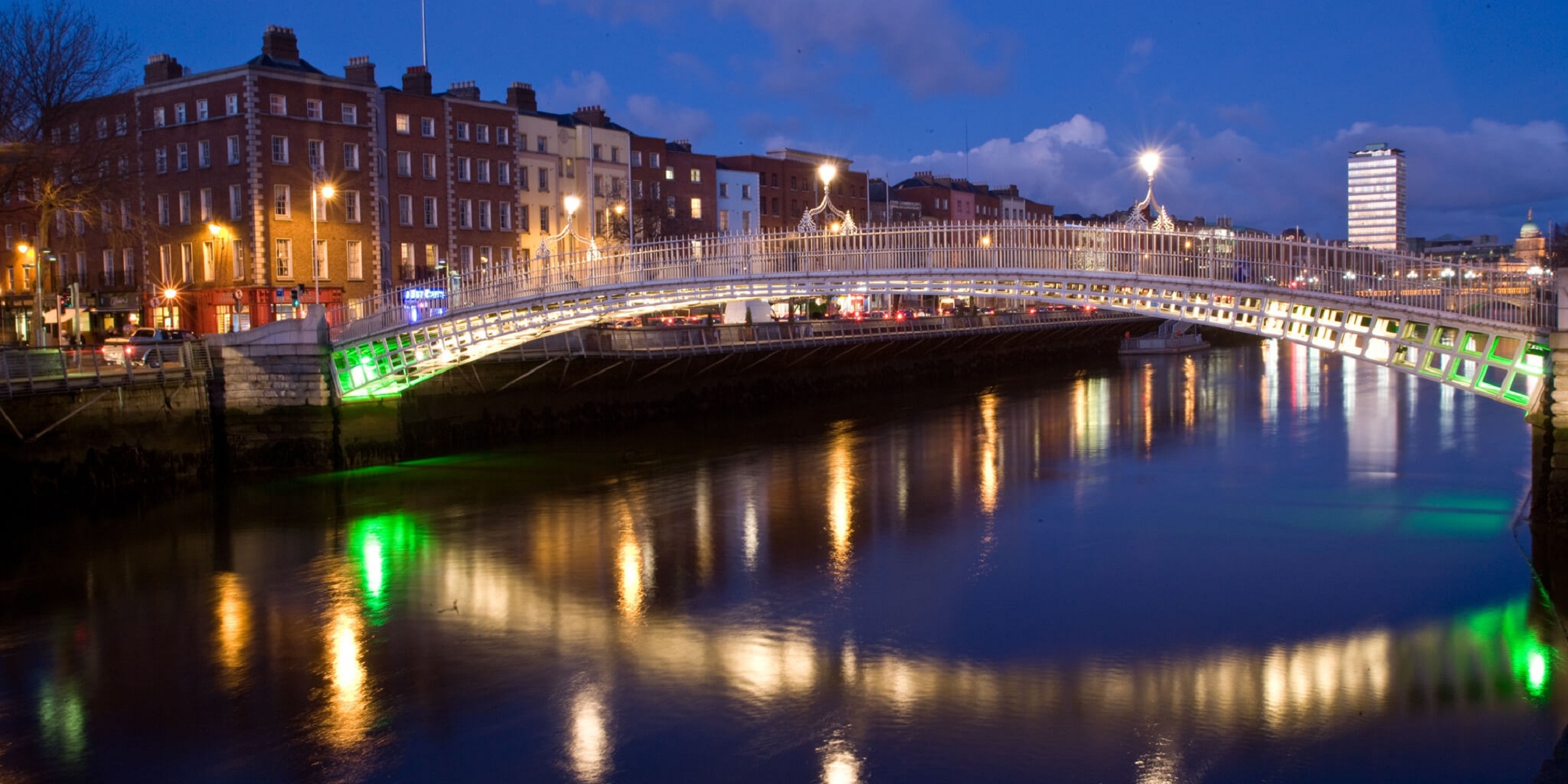 Dublin: Ha'penny Bridge, A pedestrian bridge built in May 1816 over the River Liffey. 2160x1080 Dual Screen Background.